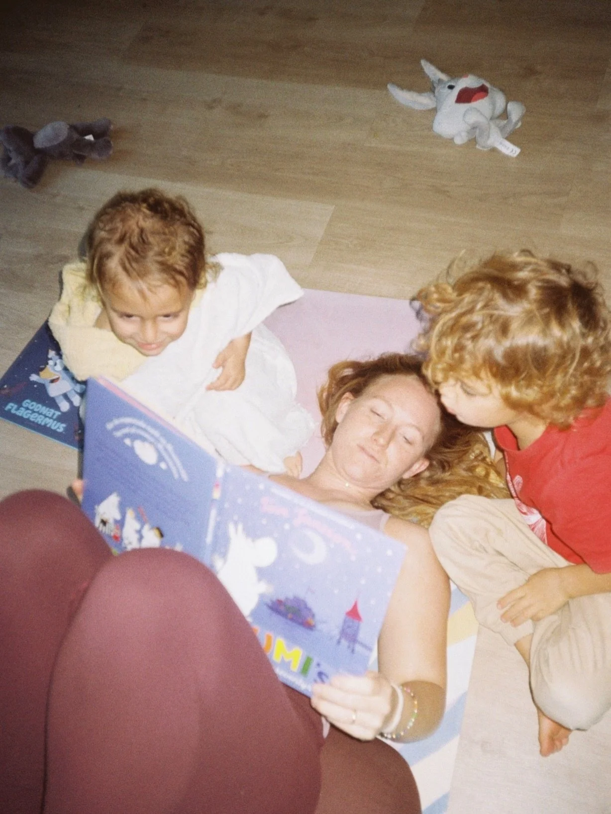 Still here floor parenting / melting on the floor 🫠 very early this pregnancy I had to surrender, and mothering most days from an empty tank. Reading books for my kiddos with legs up felt ok while feeling insanely nauseas. Bring in nature and sit fo