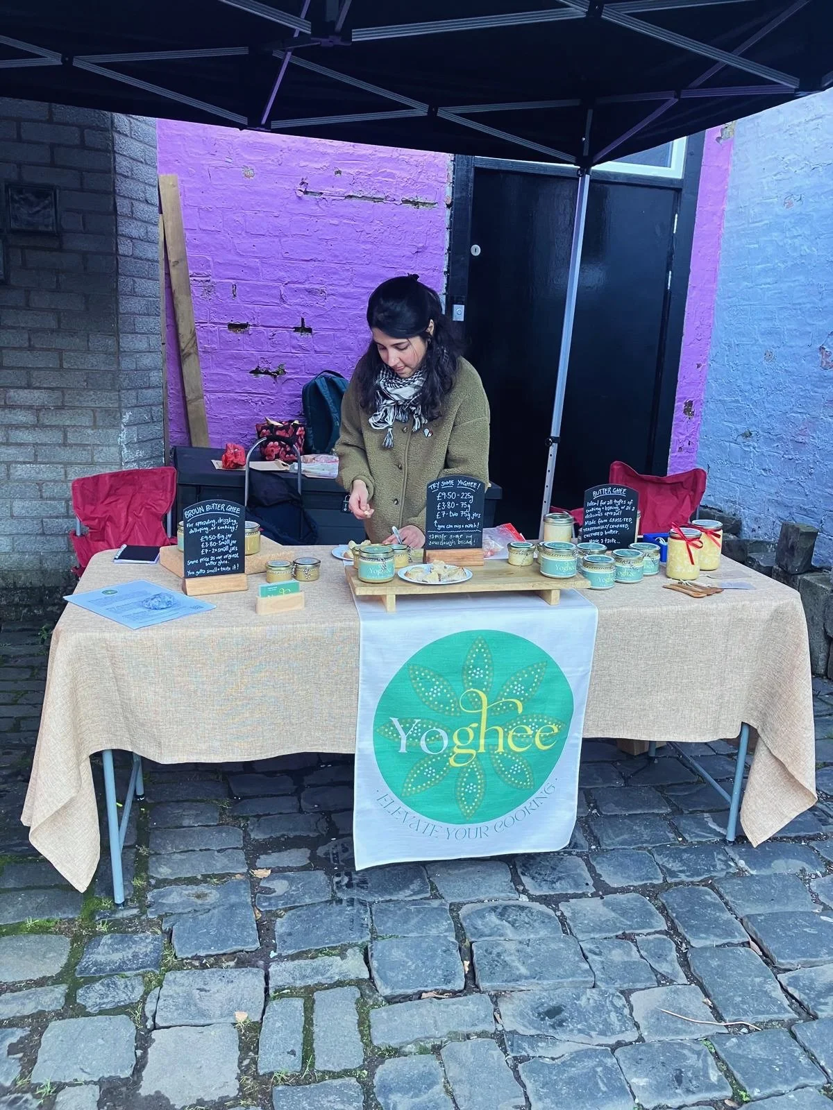 Here I am @parklane.market, Shawlands, Glasgow, last Sunday before I almost SOLD OUT of ghee! I absolutely loved chatting to new faces about the versatility of ghee and watching them sample Yoghee for the first time&hellip;🥰

I also had the delight 