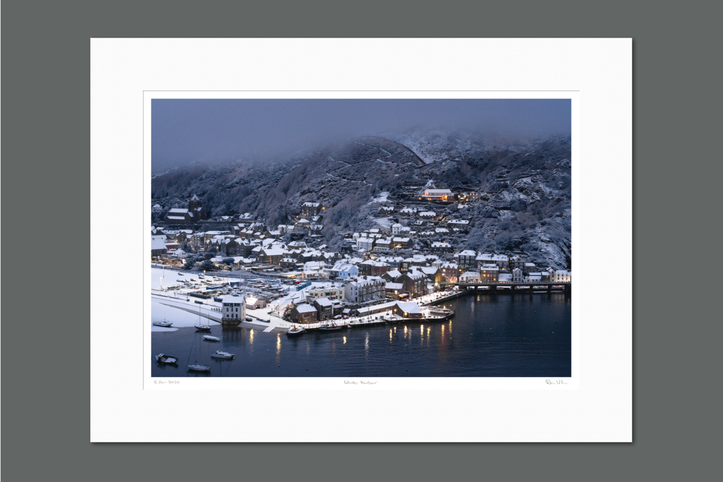 VH26001 Winter harbour mount only on grey.png