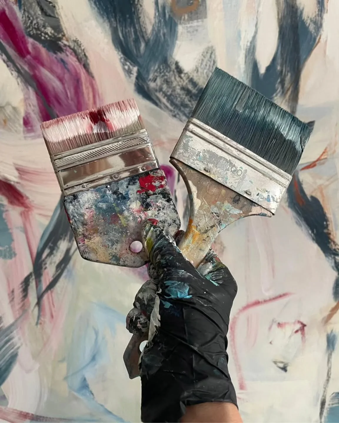 Sometimes the brushes say it all.

I look down at my brushes and realize they already hold traces of where the painting is heading.

Decisions. Revisions. Hesitation. Discovery.

━━━━━━━━━━

Manchmal erz&auml;hlen die Pinsel schon die ganze Geschicht