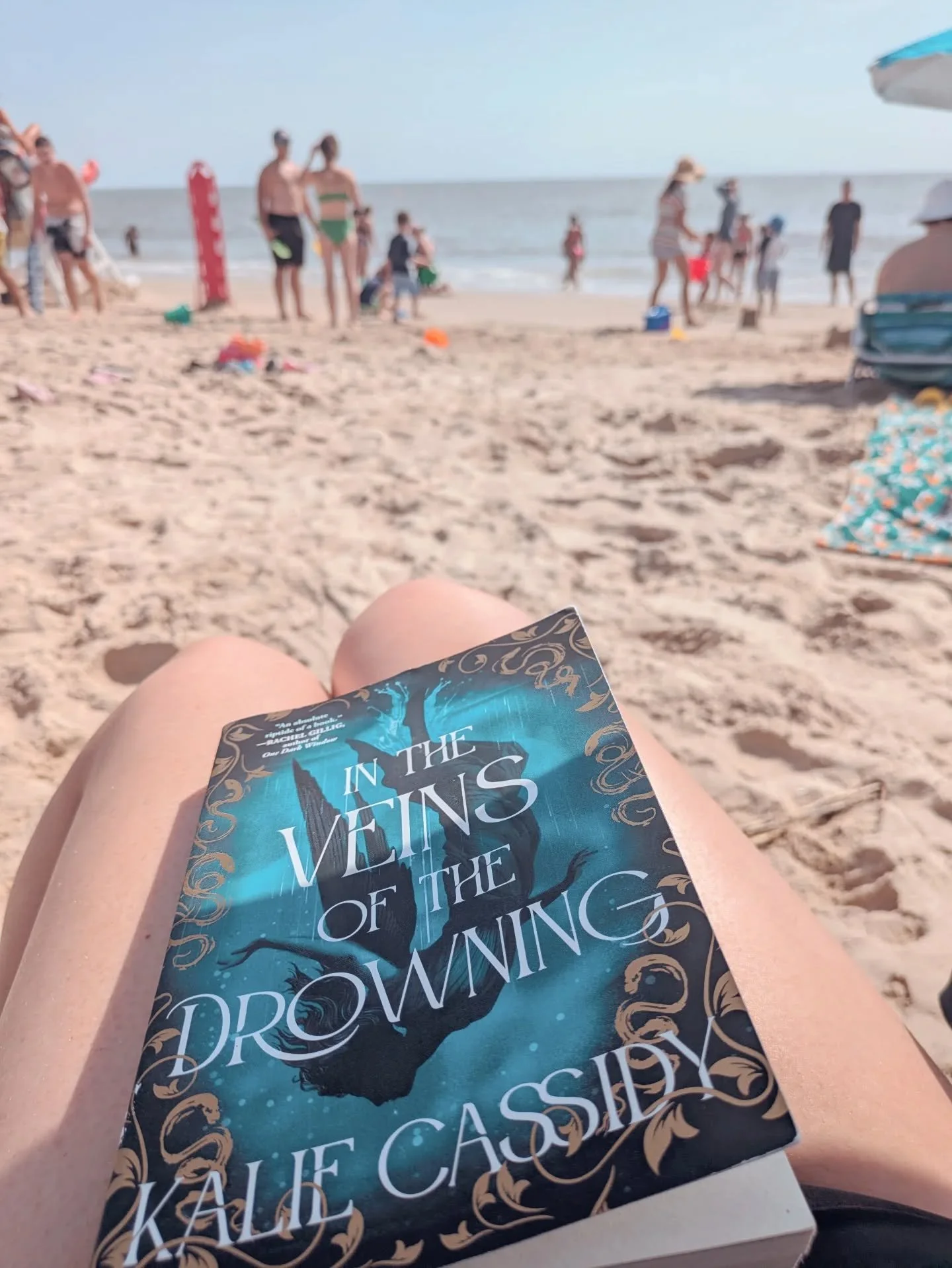 Ok I know I'm on hiatus, but I can't have you thinking I'm all work and no play. Taking a break from Lore and Finch to spend some time with the perfect beach read 🌊

I knew Imogen was special way back in 2021 when @kaliecassidybooks submitted it to 