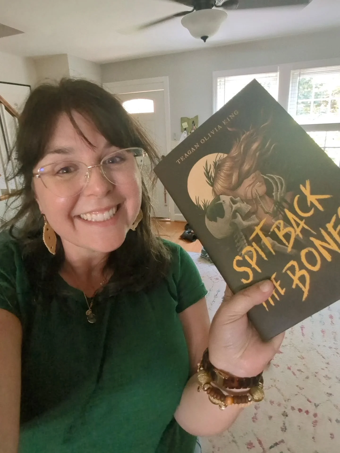 So proud of my dear, dear friend @teaganoliviawrites and her haunting and gorgeous debut SPIT BACK THE BONES!! Happy book day, Teagan - I can't wait for the world to meet Mila and Roe!

@keylightbooks