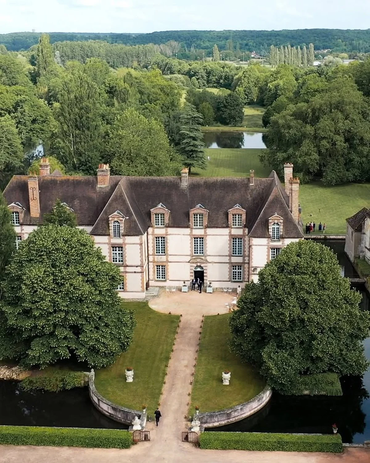 I am thrilled and honored to have been invited to participate in the Ch&acirc;teau des Joncherets showcase in Saint Lubin des Joncherets, France. It is quite extraordinary - Verite Fine Arts and Alicia Cheung, interior designer, have created beautifu