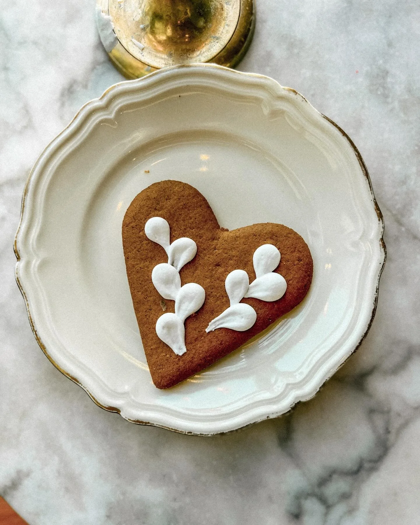 Nonostante il buio di novembre, la citt&agrave; inizia a regalarci piccoli assaggi di magia natalizia. 🎄✨

Le passeggiate per Gamla Stan hanno un sapore diverso da prima: le lucine iniziano a decorare le vie acciottolate, i mercatini sono in fase di