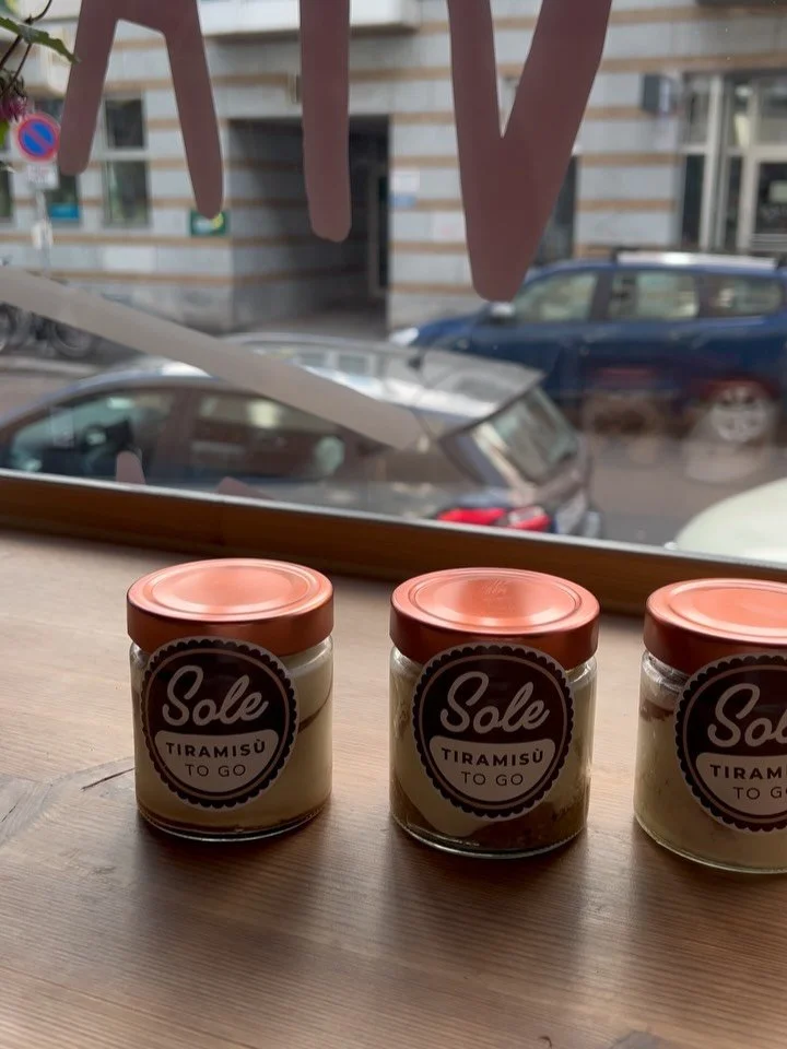 Vielleicht habt ihr sie schon in der Vitrine entdeckt! 👀 
Ganz neu bei uns bekommt ihr Italien im Glas, in drei verschiedenen Sorten: 

💚 Tiramisu al pistacchio 
🤍 Tiramisu al caramello
❤️ Tiramisu classico 

Etwas s&uuml;ndig, aber sooo gut! 🤤

