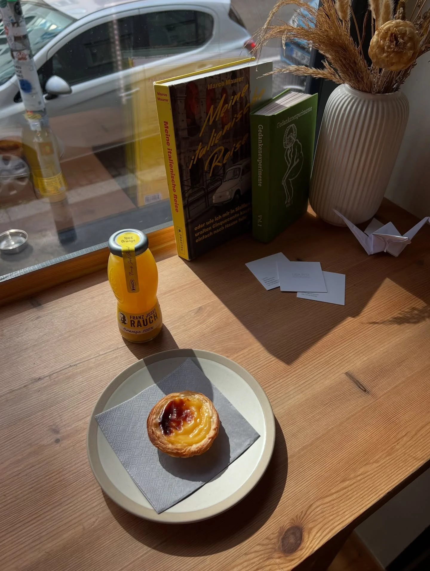 Knuspriger Bl&auml;tterteig, cremige Vanillef&uuml;llung und auf Wunsch einen Hauch Zimt - ein kurzer kulinarischer Ausflug nach Lisboa ganz ohne Stress am Flughafen. 
Urlaubsfeeling = Frauenlobstra&szlig;e 58 💛🍮🍊

#pasteis #vacay #lisboa #mainz #