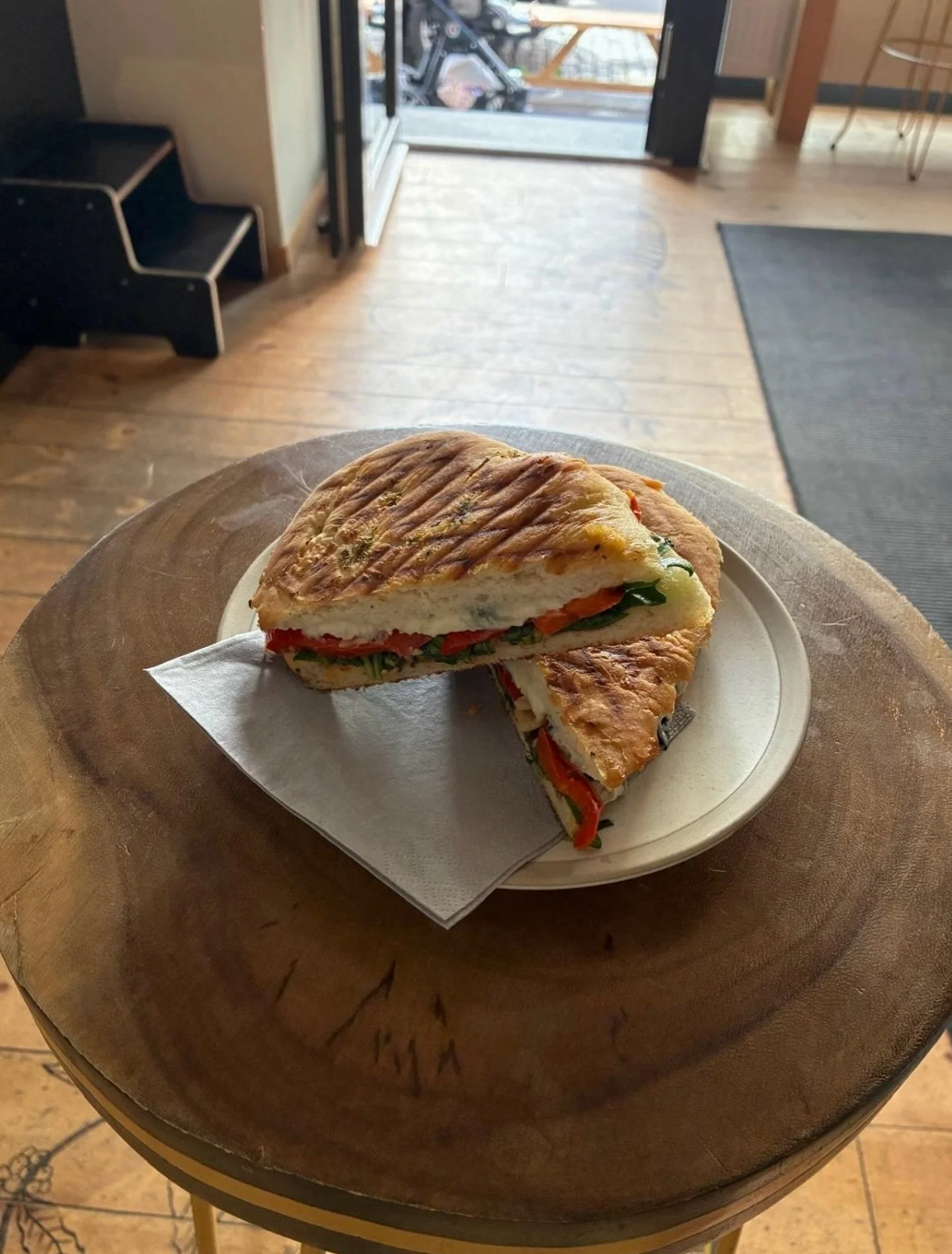 panini del mese - edizione agosto 🌞8️⃣✨

🫑🌱 veggie: gegrillte Paprika, Gorgonzola, Rucola, Balsamicocrem&eacute; &amp; Mandel 

🍖🧀 meat lovers: Schinken, Edamer, Tomate, Krautsalat

Montag - Freitag, zum hier genie&szlig;en oder Mitnehmen - das 