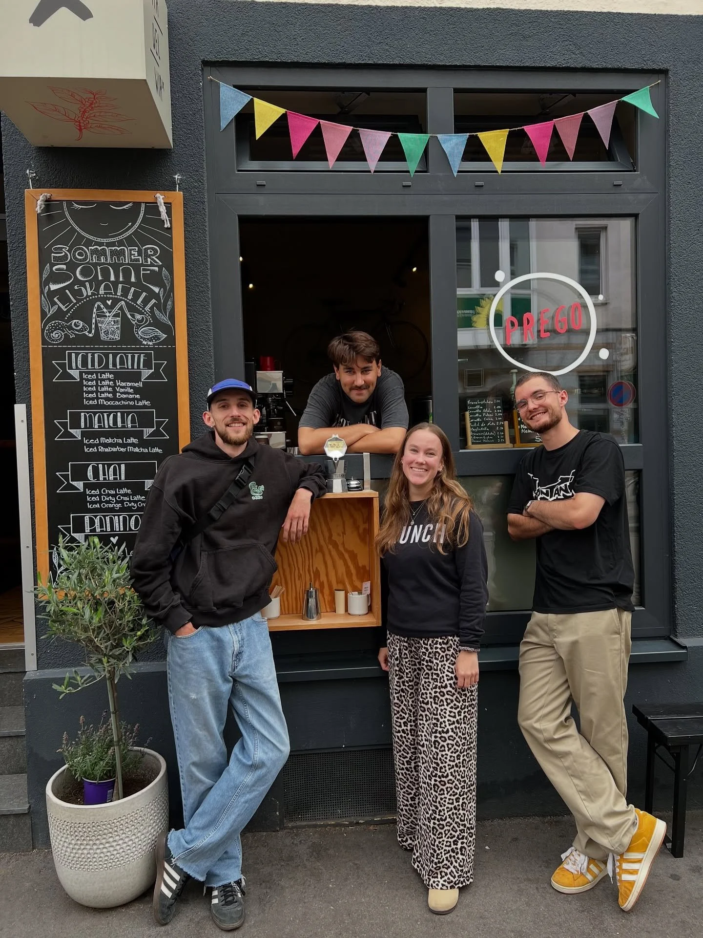Team VDW 💛

lebendig, herzlich &amp; immer am Lachen 🌞

Wir suchen Verst&auml;rkung (Minijobber*innen), wanna join us? 
Die Chefs sind auch ganz in Ordnung - we promise! 😎🙌🏼

#mainz #mainzneustadt #barista #gastrogef&uuml;hl #jobs #coffee #kindn