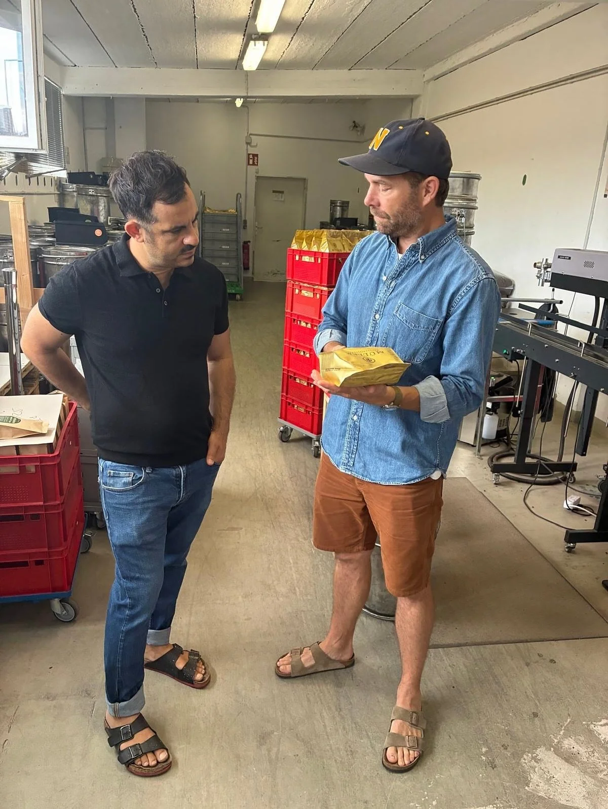 Von der Bohne bis in deine Tasse: 

Massimo war zu Gast bei @mueller_kaffee und konnte dort nicht nur den herrlichen Duft von frisch ger&ouml;steten Kaffeebohnen genie&szlig;en, sondern auch sein umfassendes Kaffee Know-how noch weiter verfeinern 🤓☕