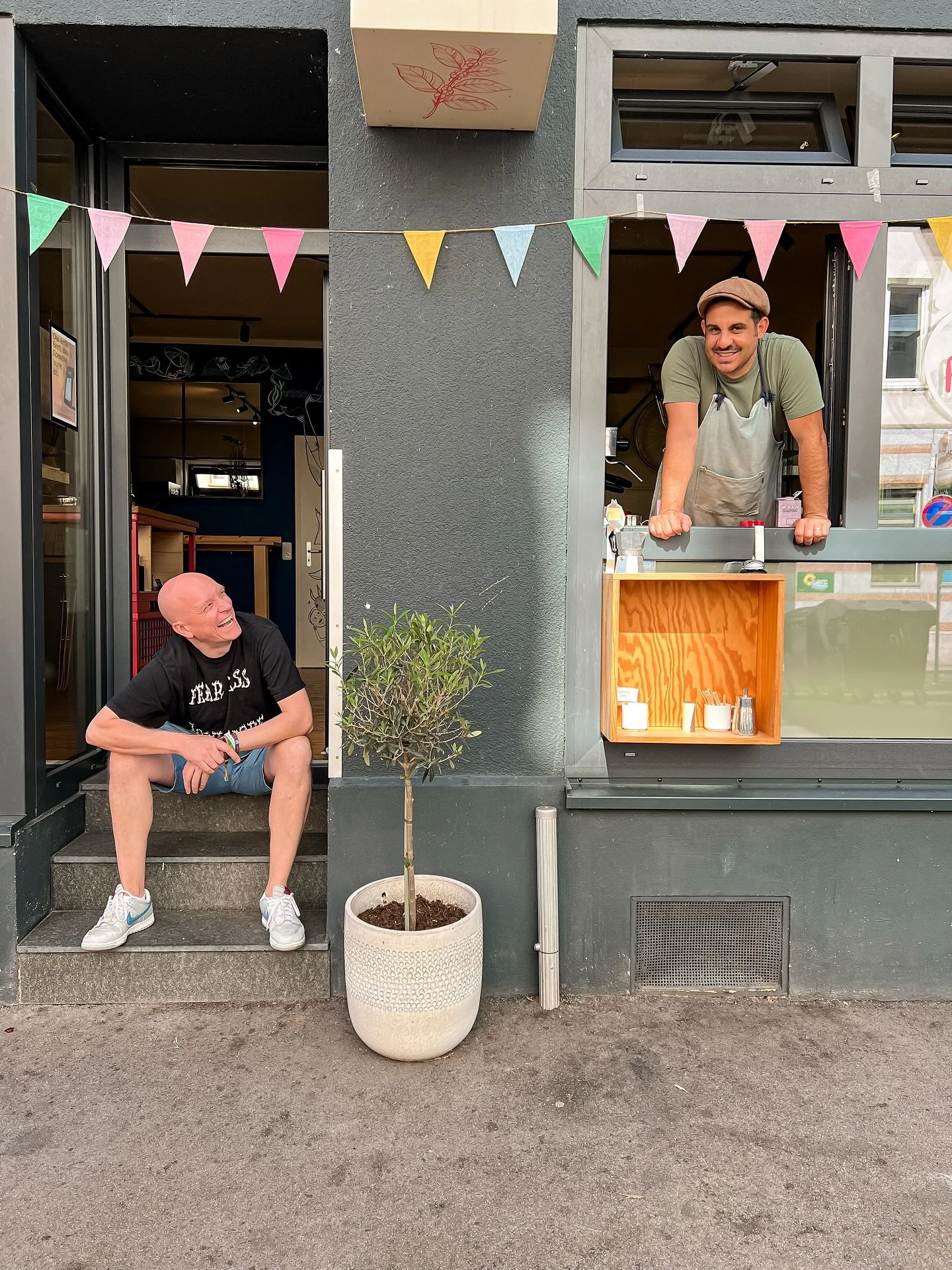 Spa&szlig; bei der Arbeit darf nicht fehlen 🥰🤗!

#viadelwir #viadelwirmainz #cafe #mainz #cafemainz #coffeevibes #localcafe #supportyourlocal #mainzlove #cafeculture #barista #dailycoffee #latteart