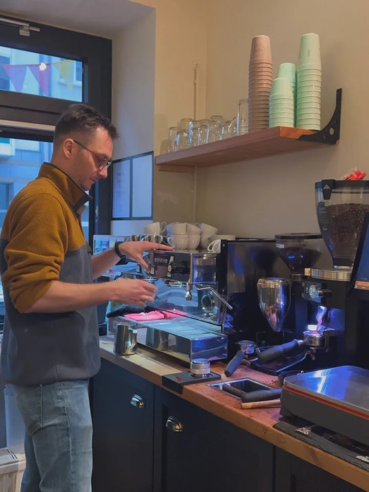 Sei un genio F R I T Z 🙂&zwj;↕️

Danke, dass du ein Teil unserer squadra bist! 💛

Beschreibe dich mit drei Worten! 
technologieaffin, begeisterungsf&auml;hig, verpeilt

Was ist dein Lieblingskaffeegetr&auml;nk?
flat white ☕️

Was steht noch auf dei