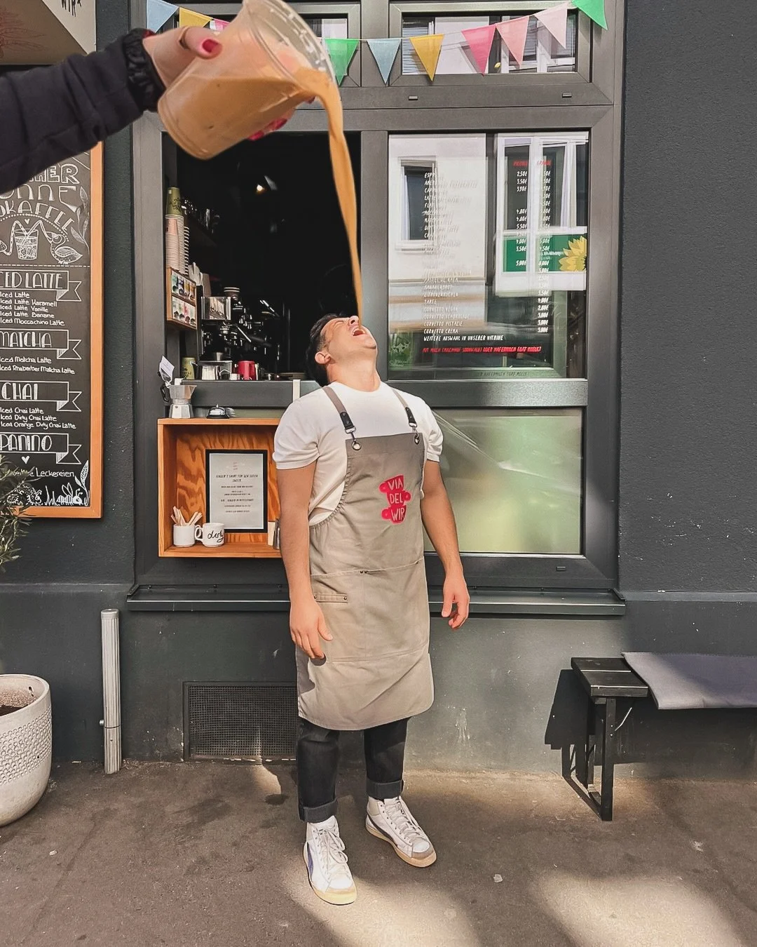 Wenn ich nach einem gro&szlig;en Getr&auml;nk frage, dann meine ich genau DAS 👀🤭!

Nicht &bdquo;medium&ldquo;, nicht &bdquo;fast gro&szlig;&ldquo;&hellip; sondern grande, per favore 🌞.