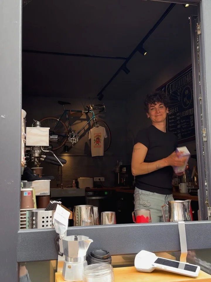 TEAM TUESDAY 
mit Isa 
💛

Wir stellen euch ein neues wundervolles Gesicht bei uns vor &ndash; einst Stammg&auml;stin und jetzt auch hinter der Theke zu finden ☕️.

Hier erfahrt ihr schon mal ein paar pers&ouml;nliche Facts &uuml;ber Isa ☕️

Beschrei