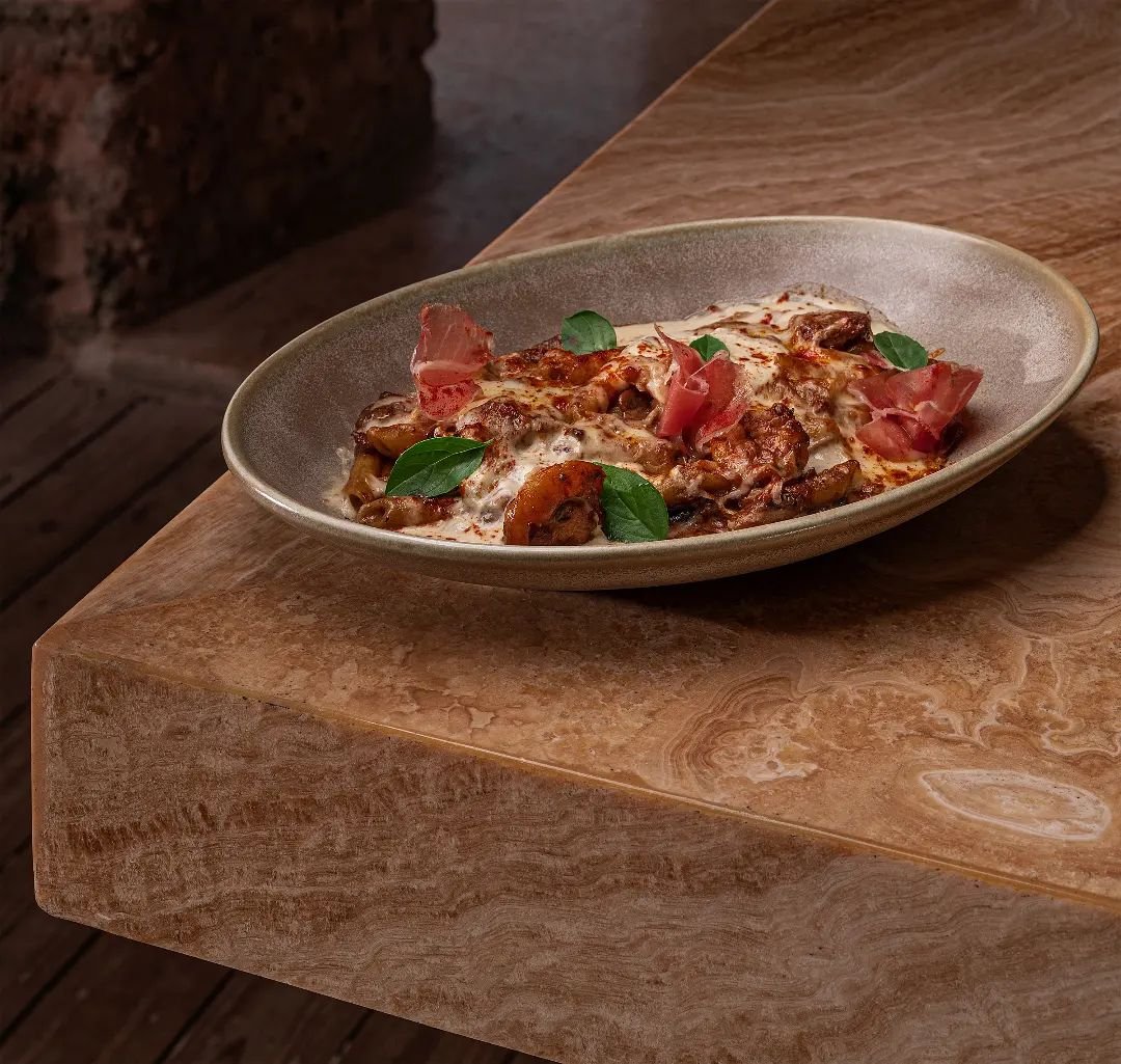Nuestro Penne al estilo del Chef compuesto de camarones, longaniza, tocineta en salsa de hongos, queso burrata y prosciutto, promete brindarte un experiencia exquisita de sabores, Aceptas?

#Alegr&iacute;aAltosdechavon #alegr&iacute;a #altosdechavon 
