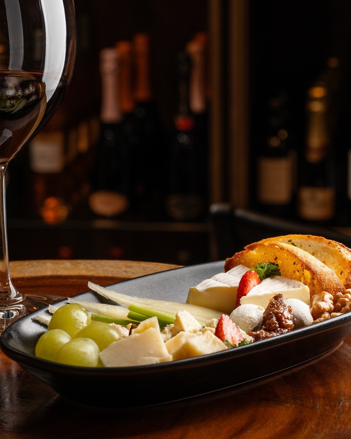 La combinaci&oacute;n perfecta nuestra tabla de quesos con tu vino favorito. 🍷