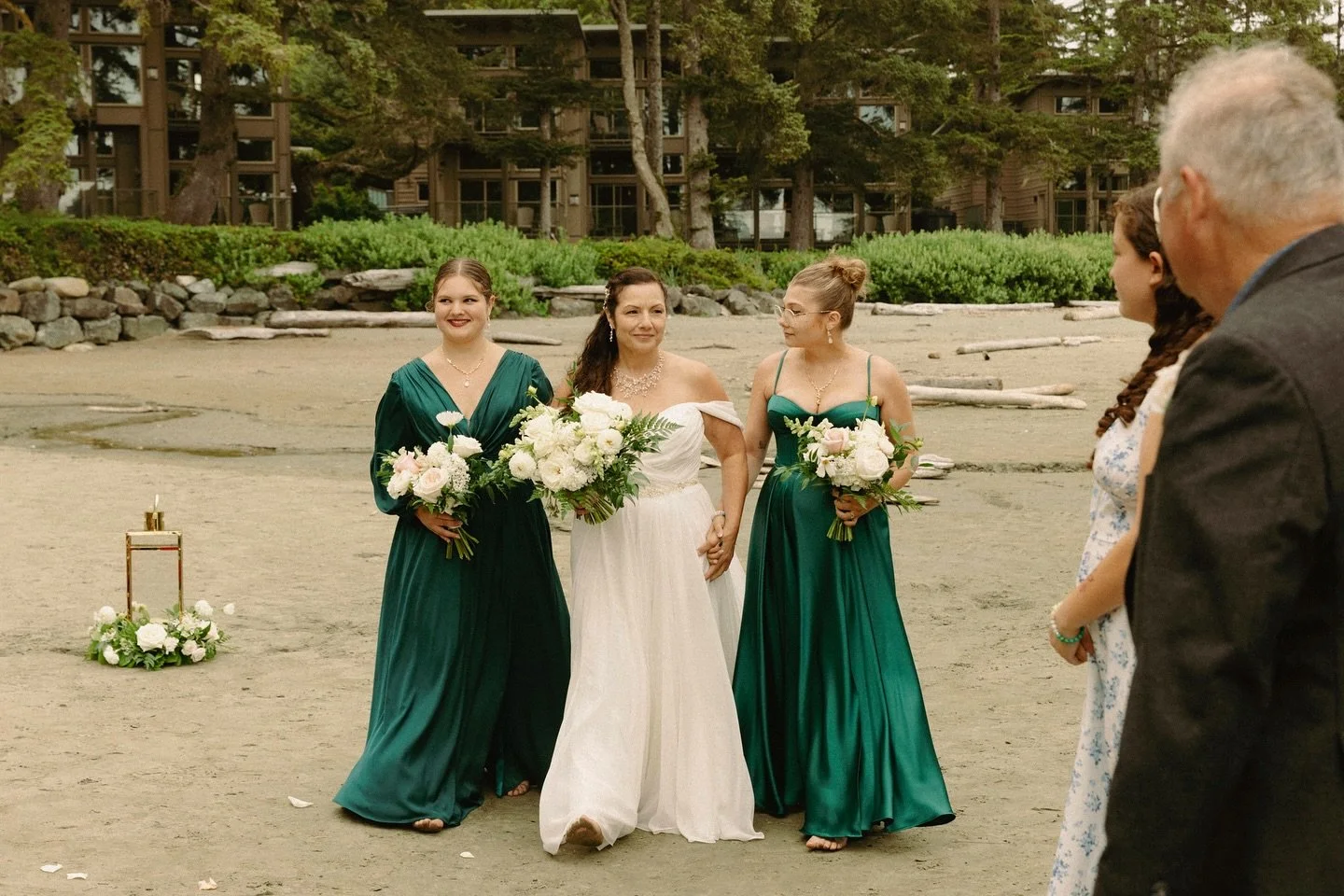 A few bouquet photos from A+G&rsquo;s green, white and romantic wedding. 

Photography: @melissarenwick 
Planning: @rareearthweddings