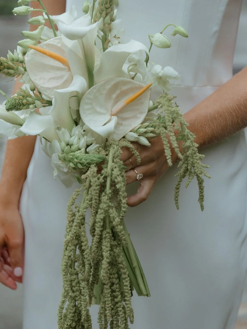 One of my favourite bouquets from this summer ✨ Simple, modern, and effortlessly romantic &mdash; this has my whole heart. Excited to create more in this style in 2026! 

Amazing photos: @loveseaphotography 
Planning: @rareearthweddings