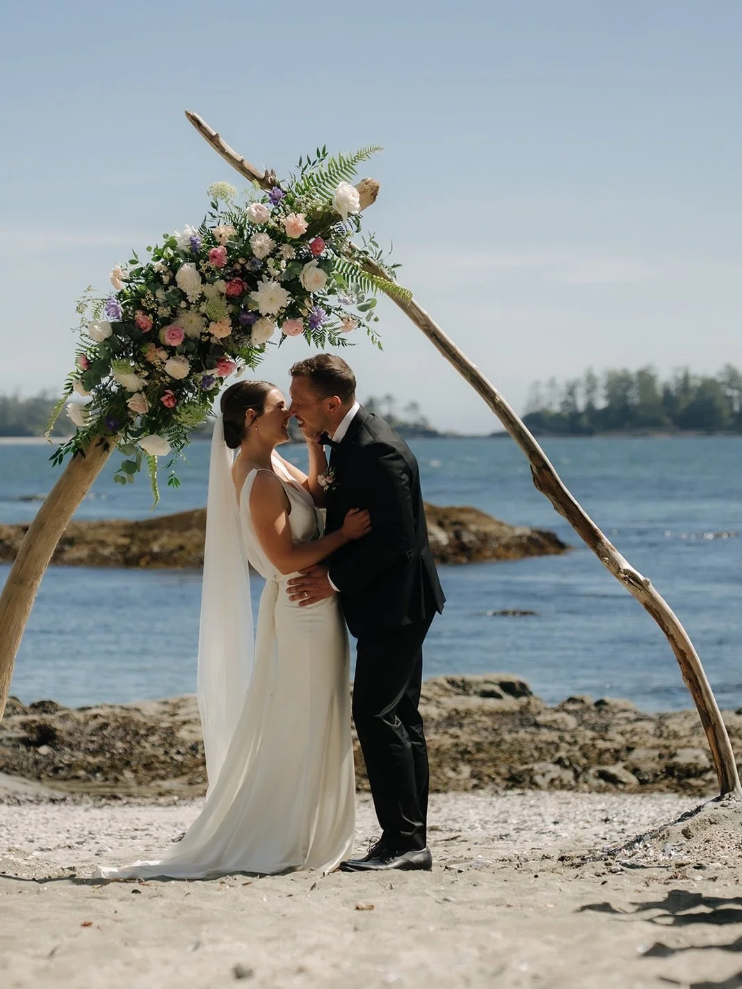 B&amp;M on a perfect day last summer 🩷

Photos: @kaitrogersphoto 
Planning: @rareearthweddings