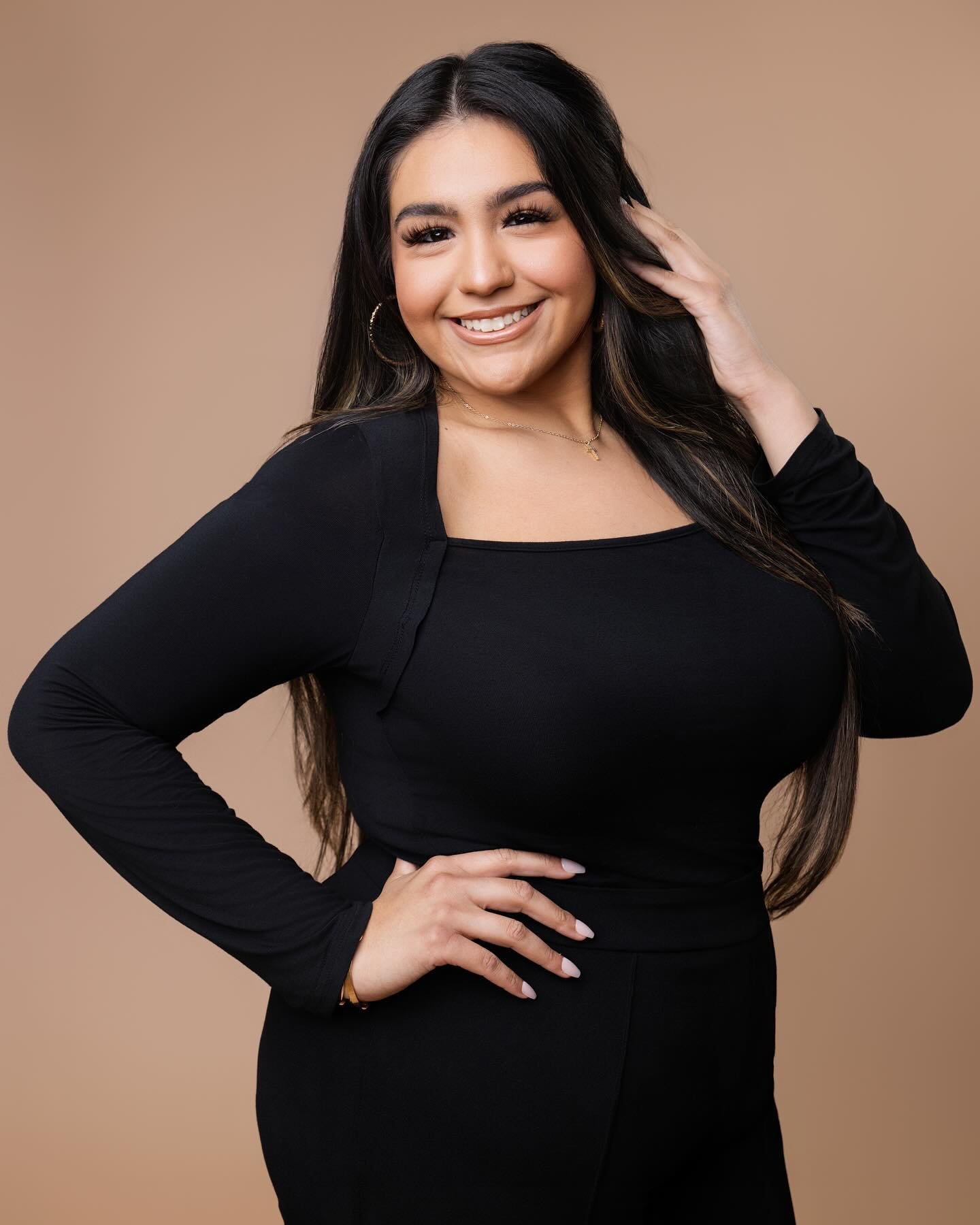 MEET OUR NEWEST TEAM MEMBER😍😍😍😍 

&iexcl;Hola! ❤️❤️ I&rsquo;m Julie Henriquez, an aspiring makeup artist fueled by my deep passion for the beauty industry. My mission is to empower women to embrace their unique beauty and confidence, just as God 