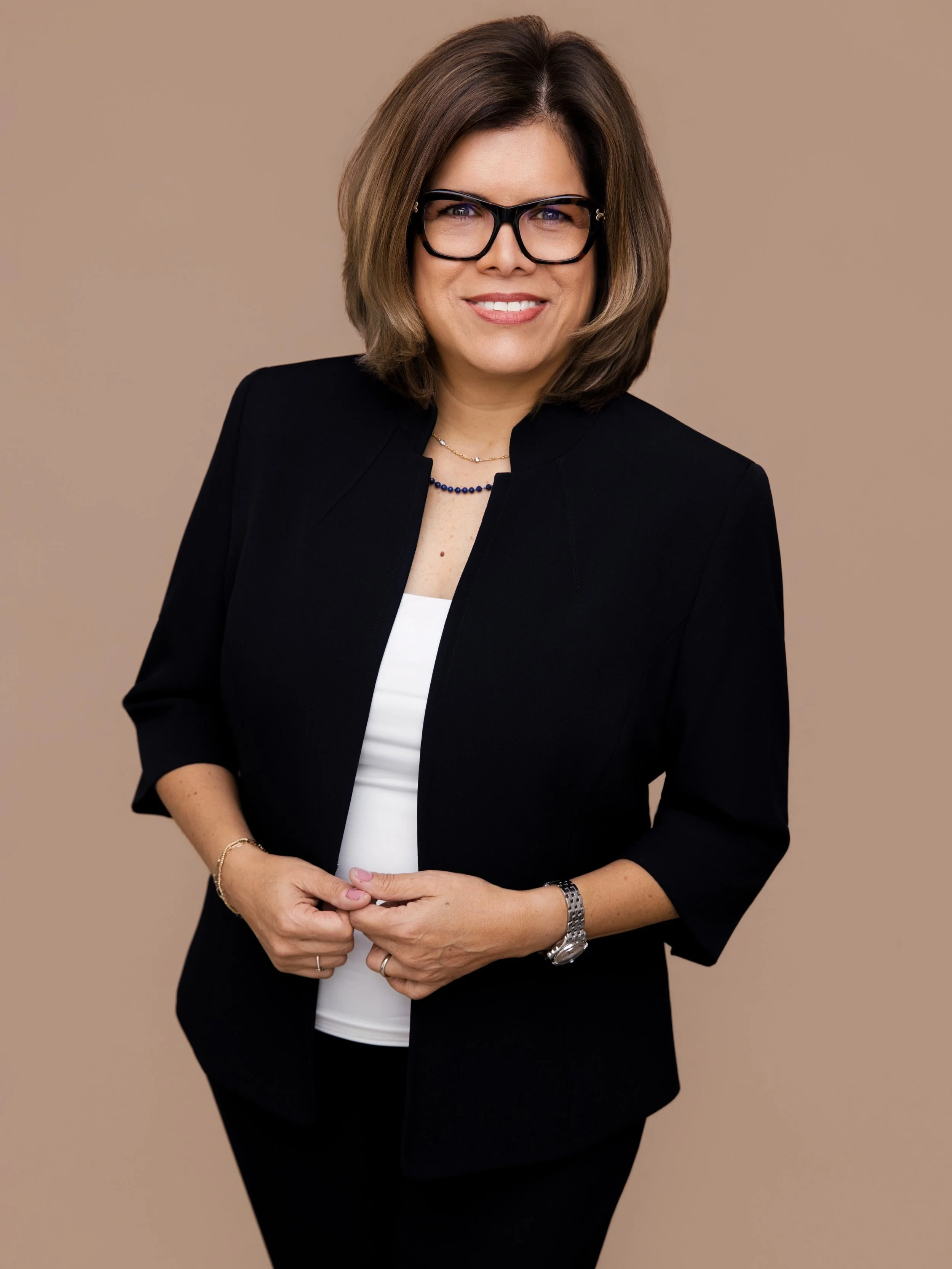 Meet Raquel! 🤍 Raquel is a highly skilled cosmetic and paramedical tattoo artist with a background in fine arts, giving her a strong foundation in facial and body anatomy as well as color theory. This artistic expertise allows her to create highly c