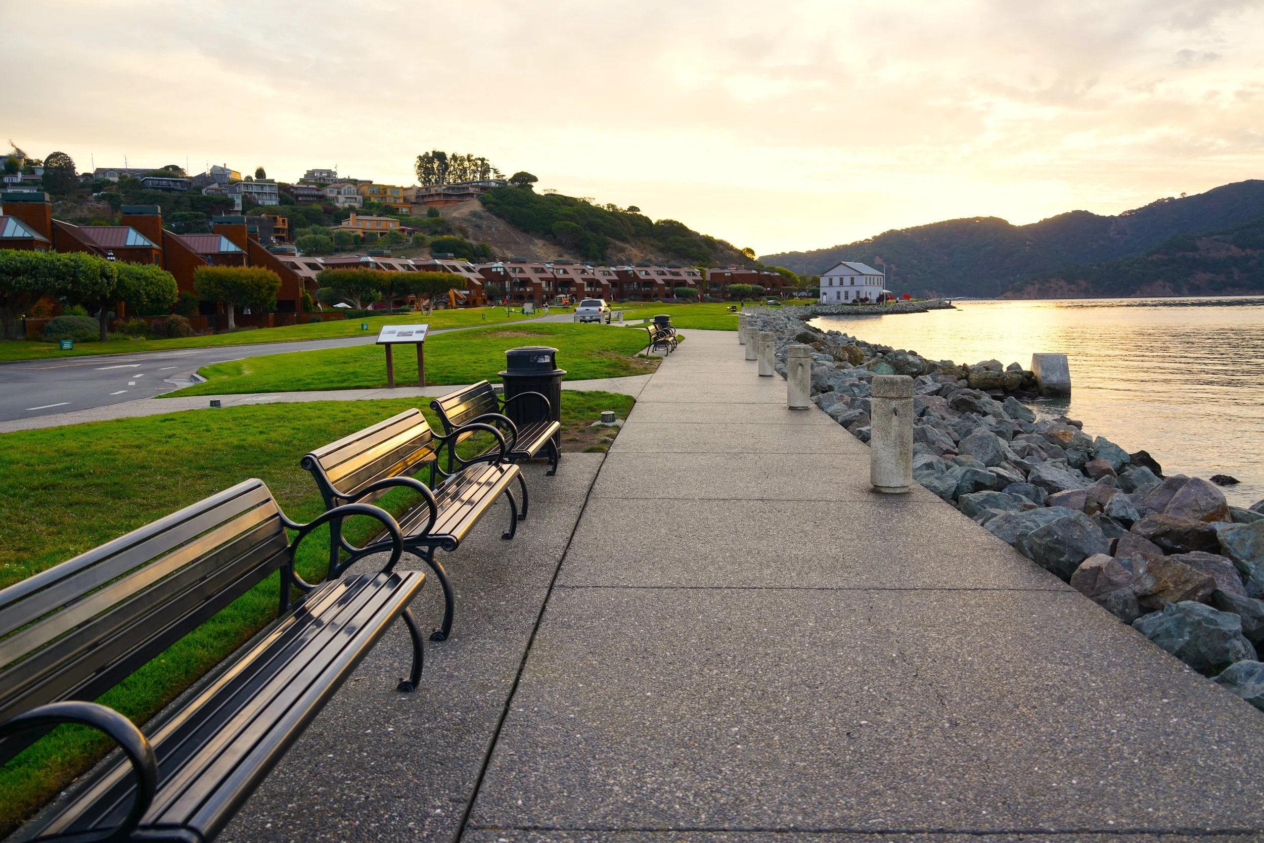 DSC06801 Early Morning Benches on Tiburon Shoreline.JPG