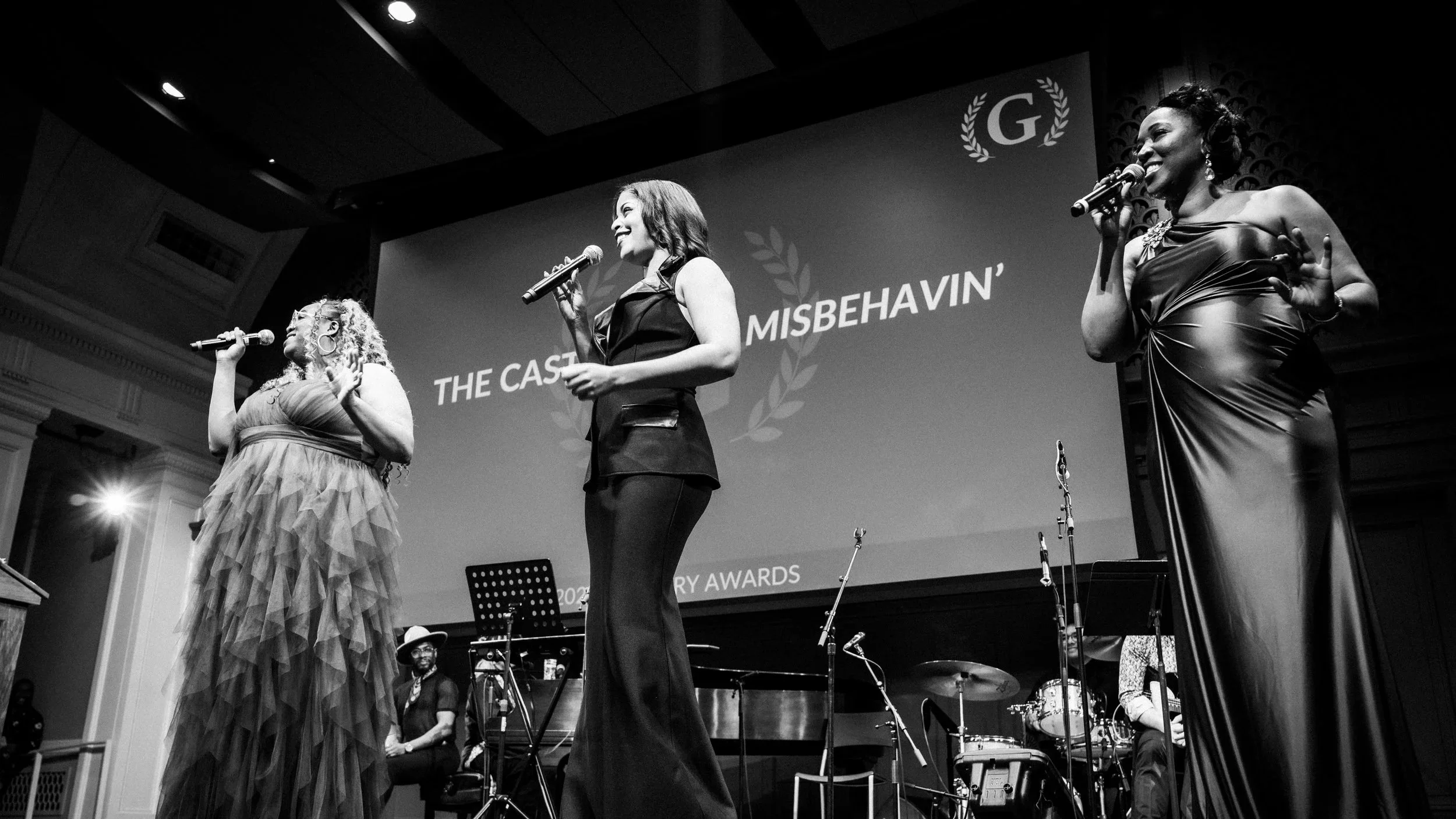 cast of Ain't Misbehavin' singing on stage