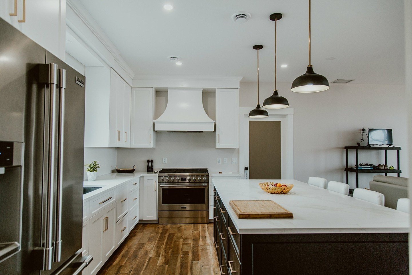 This stunning kitchen was designed by Avondale Kitchens ✨

@avondalekitchens 

#hometeamrenovations #homeliferenovations #renovationshome #homeofrenovations #homeagainrenovations #homerenovationspecialist #oldhomerenovations #mobilehomerenovations #n