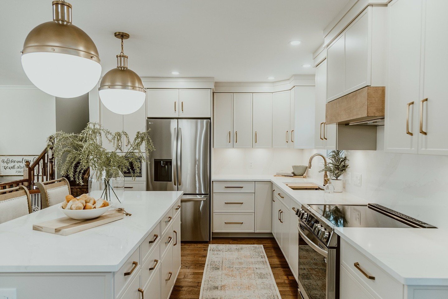 This kitchen was beautifully crafted and designed by Avondale Kitchens and Decor Interiors, a dynamic duo for kitchen renovations ✨

@decoriainteriorscanada
@avondalekitchens

#homedecor #interiordesign #interiordecor #decorideas #descorinspo  #kitch