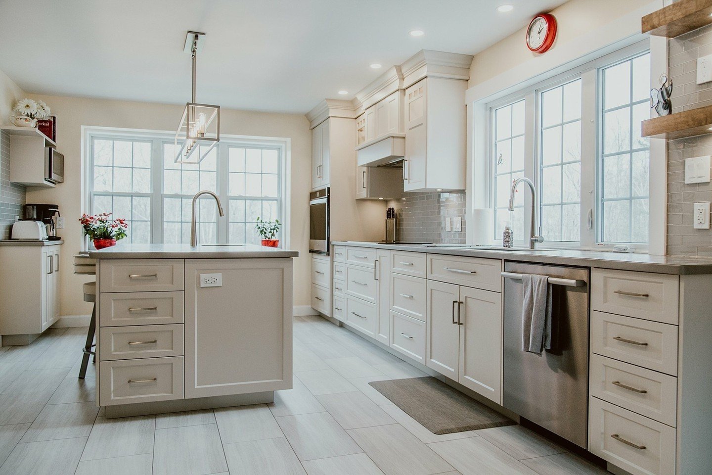 Is your kitchen the heart of your home?

Designed by @avondalekitchens 

#hometeamrenovations #homeliferenovations #renovationshome #homeofrenovations #homeagainrenovations #homerenovationspecialist #oldhomerenovations #mobilehomerenovations #newhome
