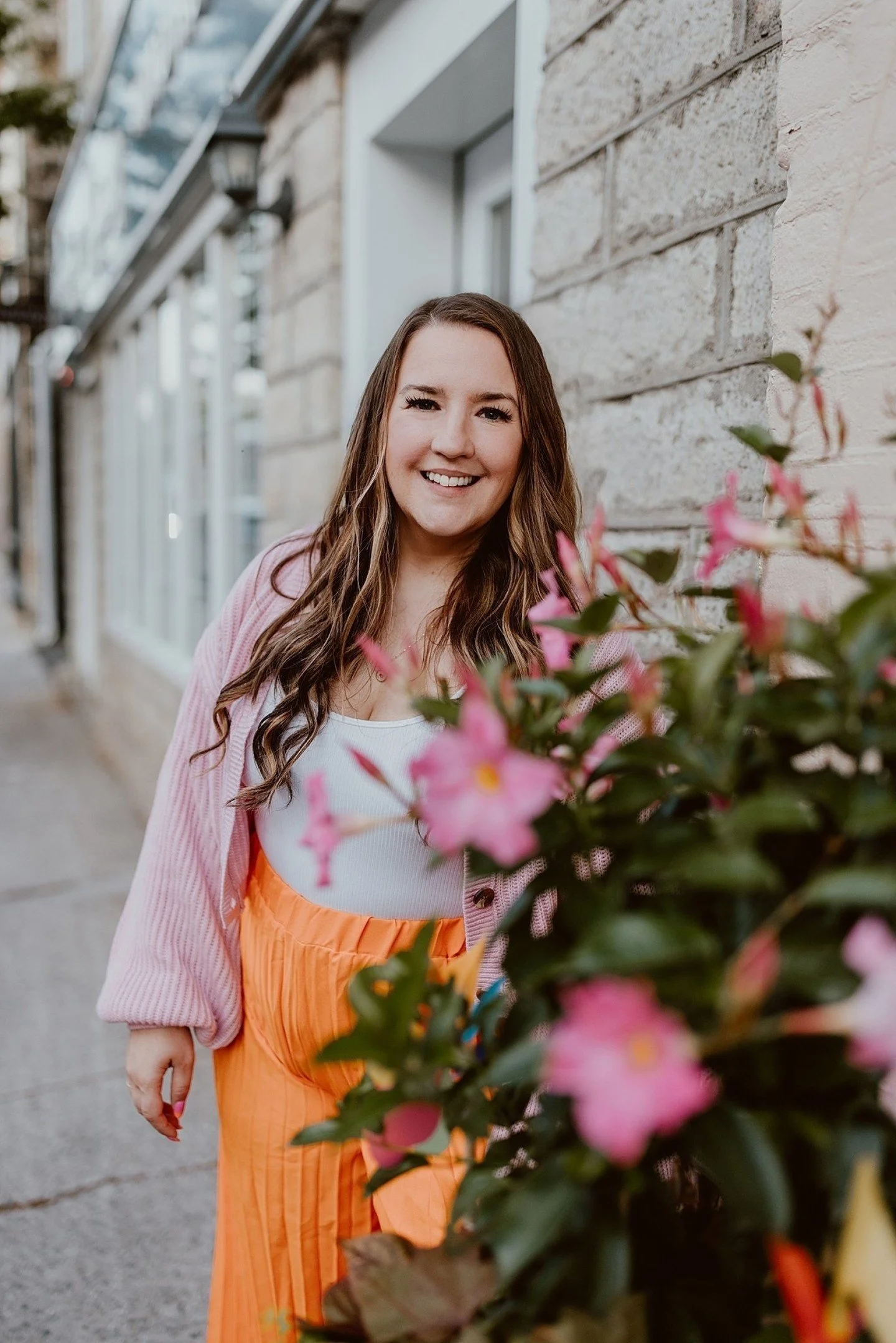 ✨ Oh hey, it&rsquo;s ME popping into your feed! ✨
Truth time: it&rsquo;s taken me a long while to gather the courage to put my own face out there for my business. Like many women (and honestly, a lot of business owners in general), I&rsquo;ve wrestle