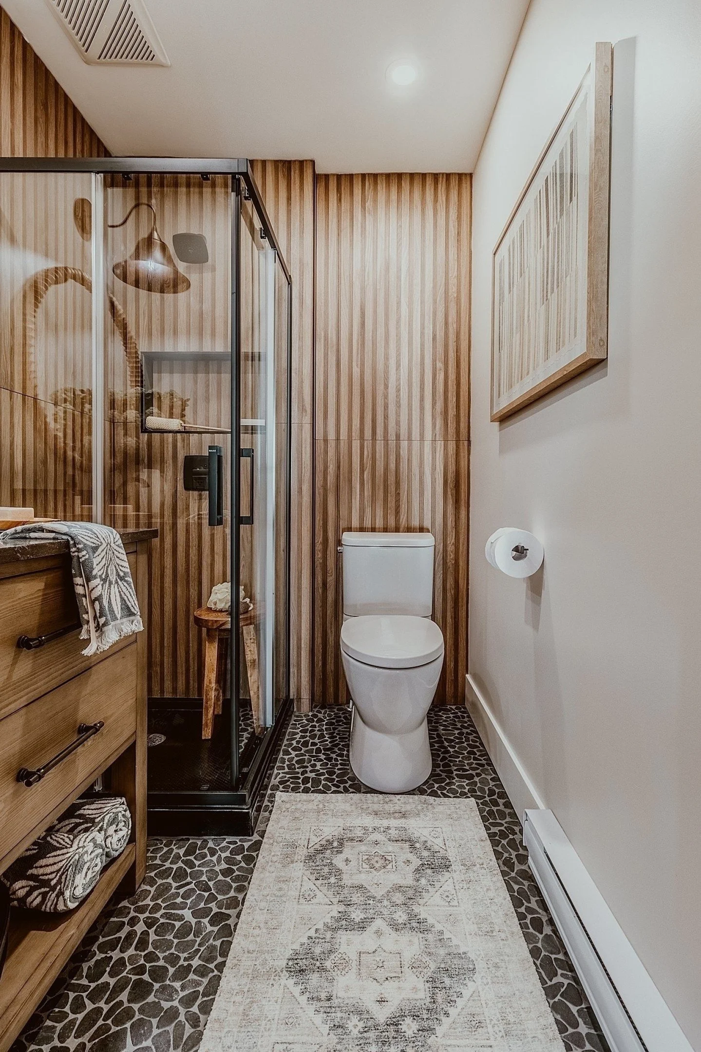 🚿 Cottage bathroom or boutique hotel? (Spoiler: it&rsquo;s a cottage 🤯)

Melissa from Decoria Interiors nailed this design. For designers, pro photos help:

✅ Build your portfolio
✅ Showcase your style
✅ Attract dream clients

👉 Designers&mdash;wh