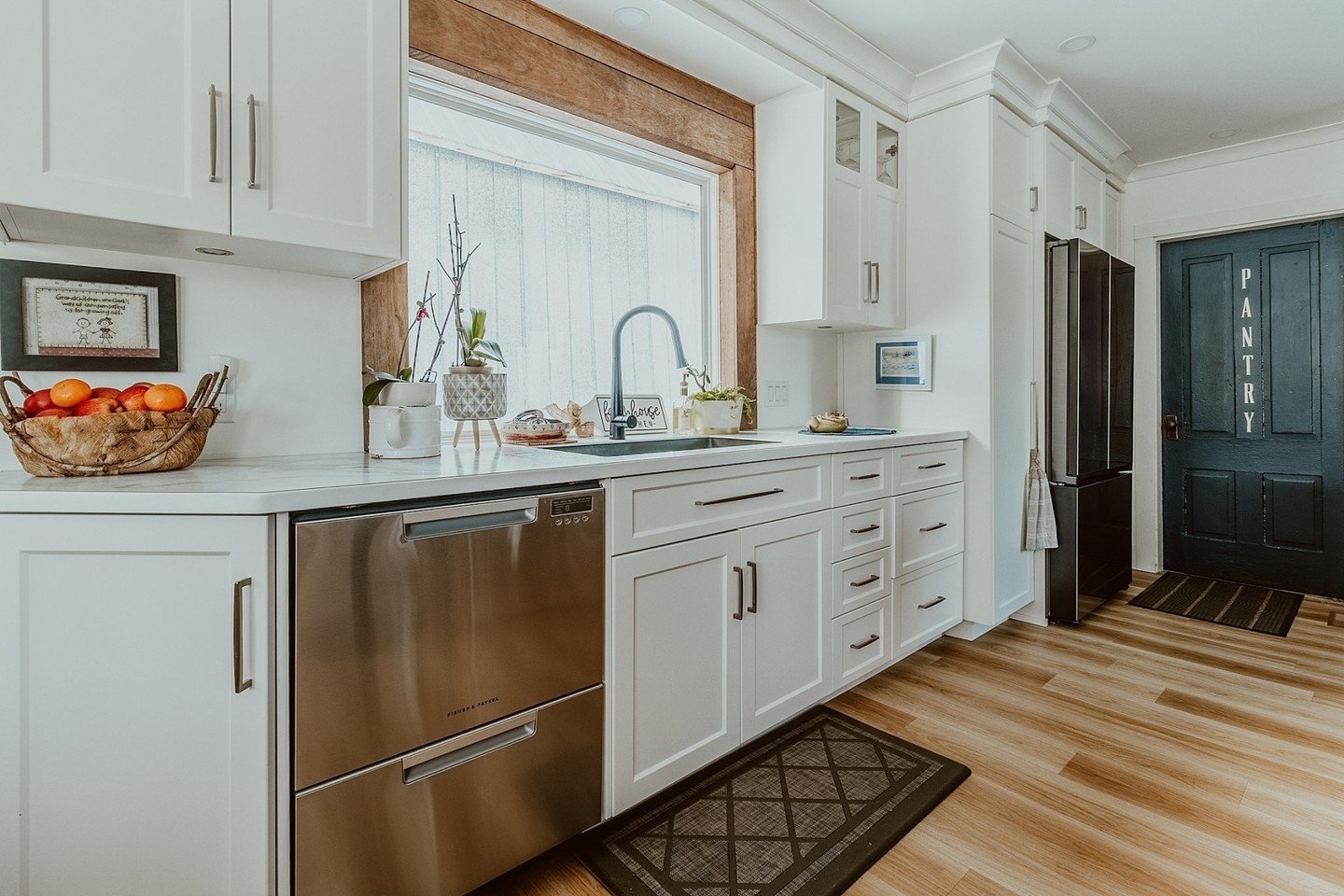 Another kitchen that&rsquo;ll make you want to remodel immediately. 😍

@avondalekitchens does it again! Their kitchens are gorgeous, functional, and designed with care from planning to install.

If you&rsquo;re in construction, design, or home renov