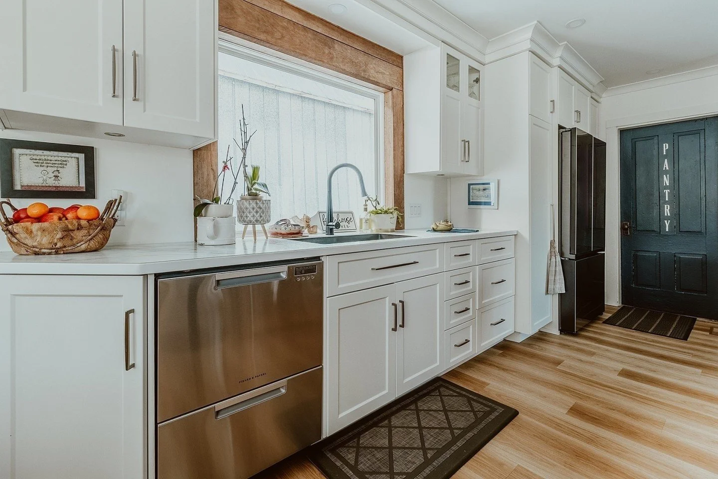 Another kitchen that&rsquo;ll make you want to remodel immediately. 😍

@avondalekitchens does it again! Their kitchens are gorgeous, functional, and designed with care from planning to install.

If you&rsquo;re in construction, design, or home renov