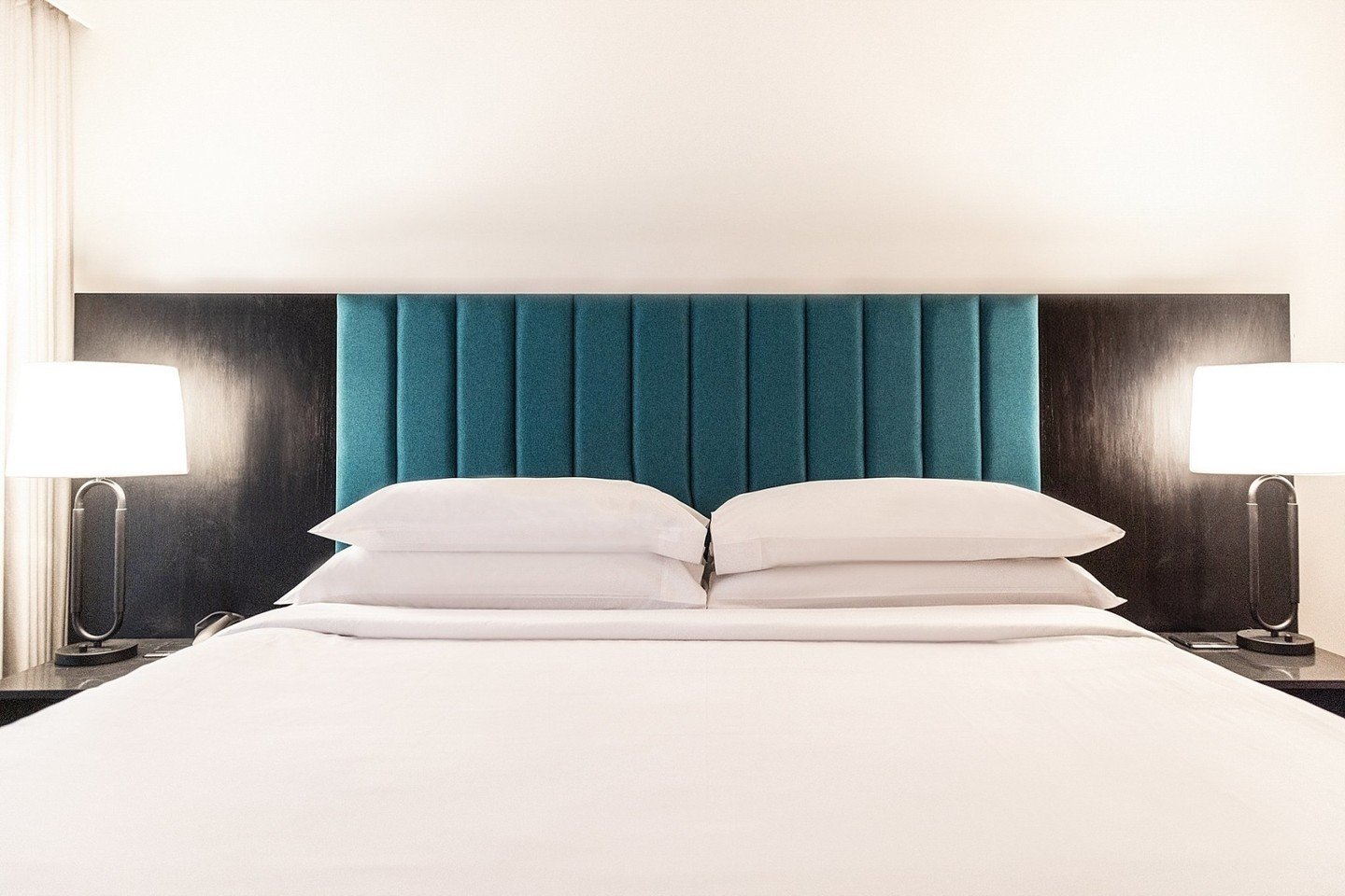 Embassy Suites par Hilton Montr&eacute;al-  Mockup Room

The problem:
A beautifully designed mockup suite that needed to feel real, warm, and guest-ready.

The solution:
Multiple exposures blended together with careful attention to lighting and textu