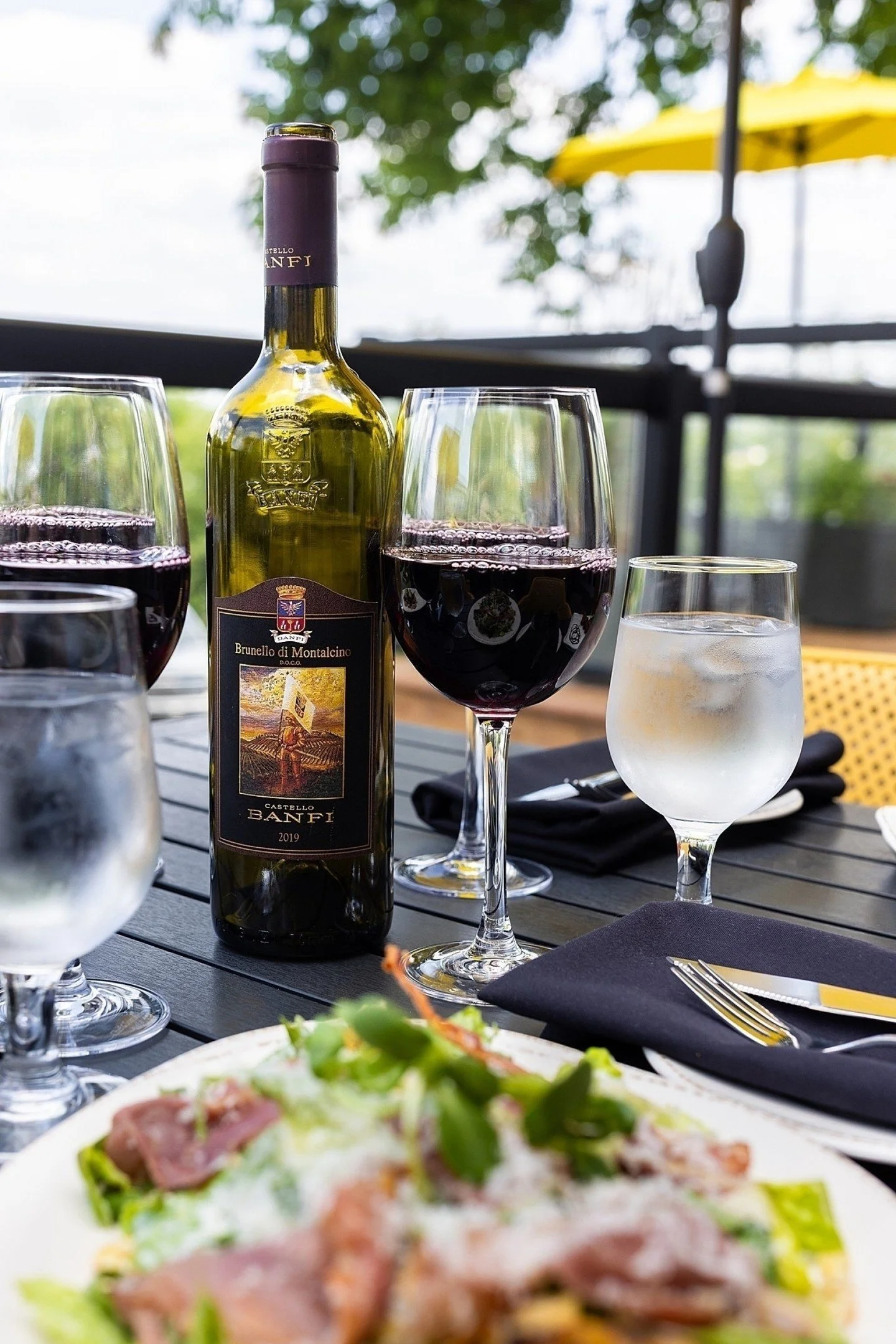 Maxwell&rsquo;s Steak &amp; Seafood &ndash; Menu &amp; Wine on the Patio

The problem:
A strong menu &mdash; but nothing visually showcasing it.

The solution:
Wine. Linen textures. Natural patio light.

The result:
Content that feels indulgent befor