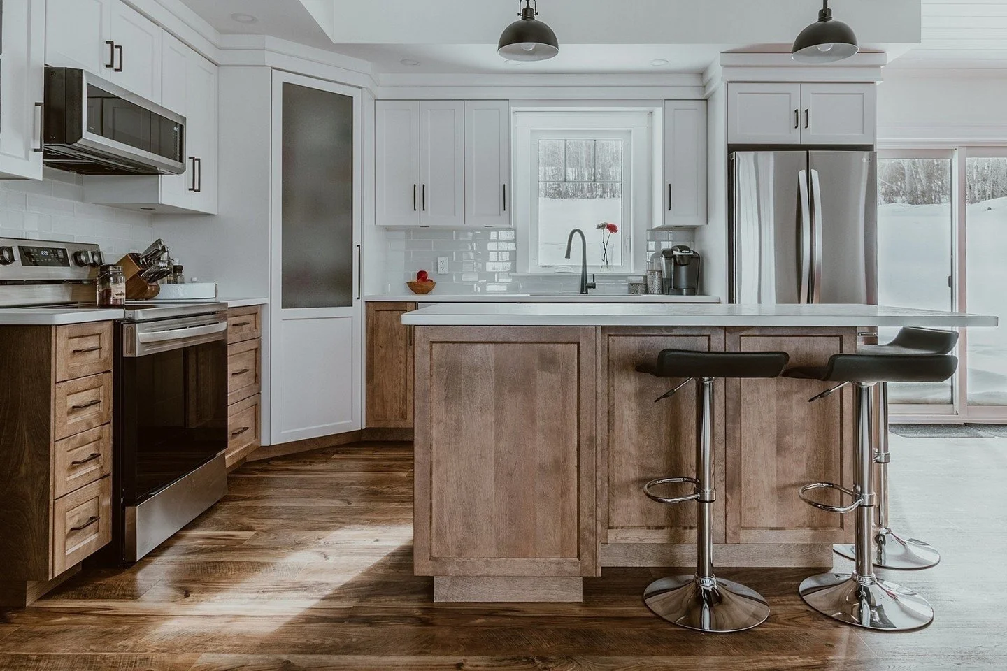 Avondale Kitchens &ndash; Custom Kitchen Design

The problem:
A beautifully designed kitchen&hellip; but the photos didn&rsquo;t show the craftsmanship or scale of the space.

The solution:
Architectural angles. Natural light control. Detail shots th