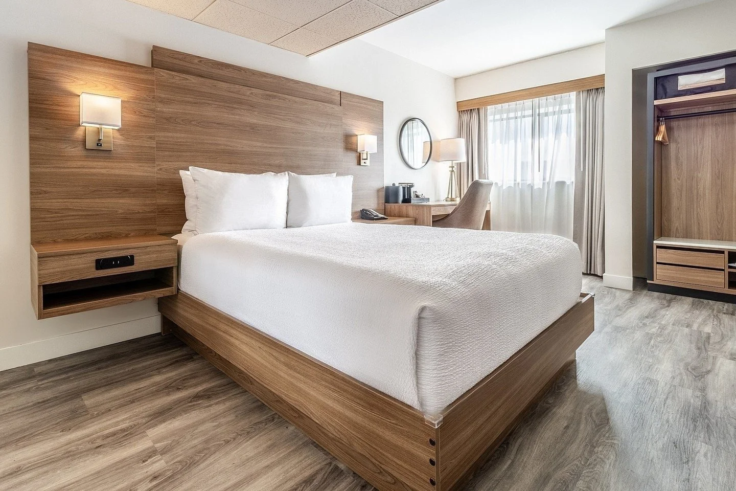 Atrium Hotel Vancouver &ndash; One Queen Bedroom

The problem:
A well-designed room that needed images that do the design justice.

The solution:
Balanced exposure blending and clean styling to showcase the layout.

The result:
A room that feels calm