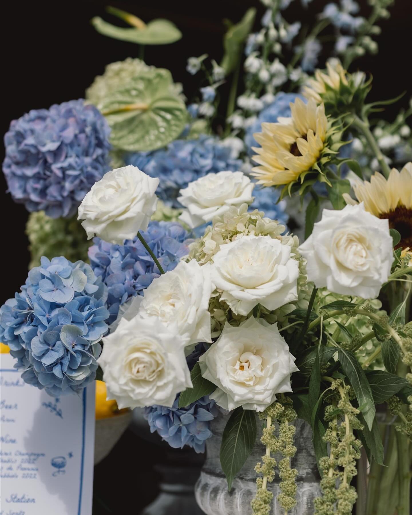 A wonderful way to make a beautiful floral statement is with a feature bar arrangement 🌻💙

&bull;
&bull;
&bull;

#wildflower #bar #bararrangement #flowers #flower #flowerarrangement #florals #flowerstagram #flowerphotography #weddingphotography #we