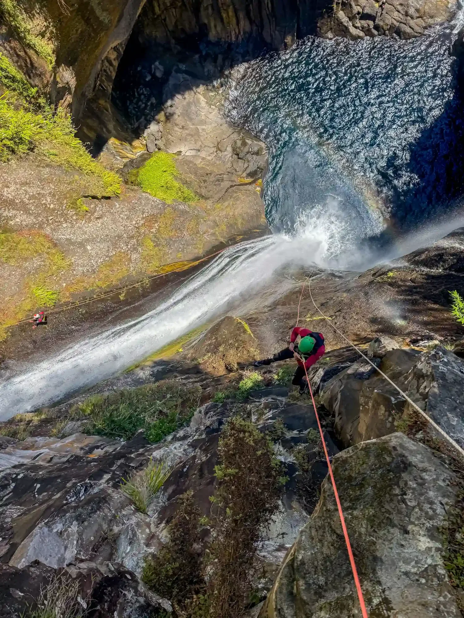 Canyoning Takamaka — saut dans une vasque