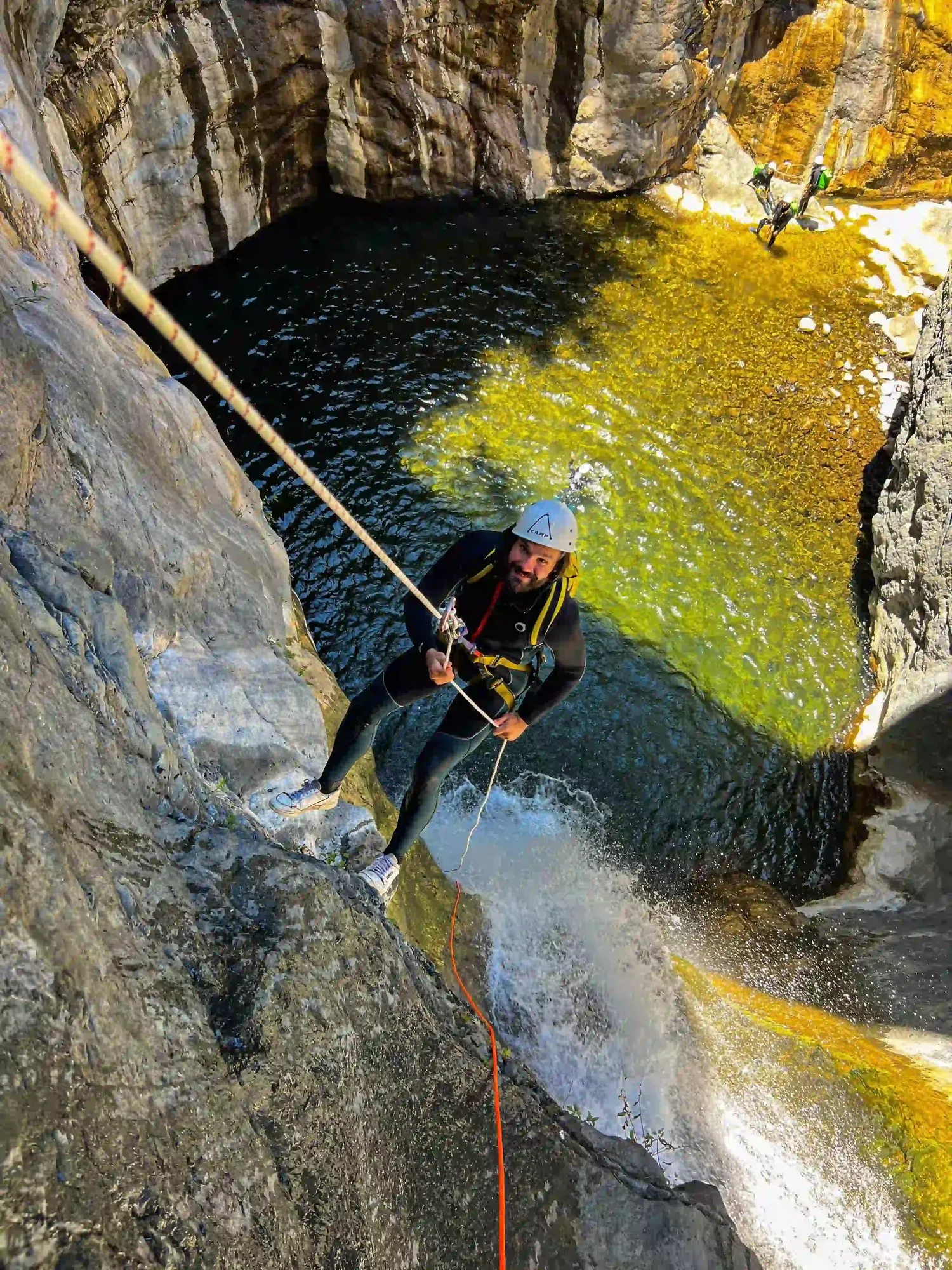 Canyoning Bras Rouge — saut dans une vasque