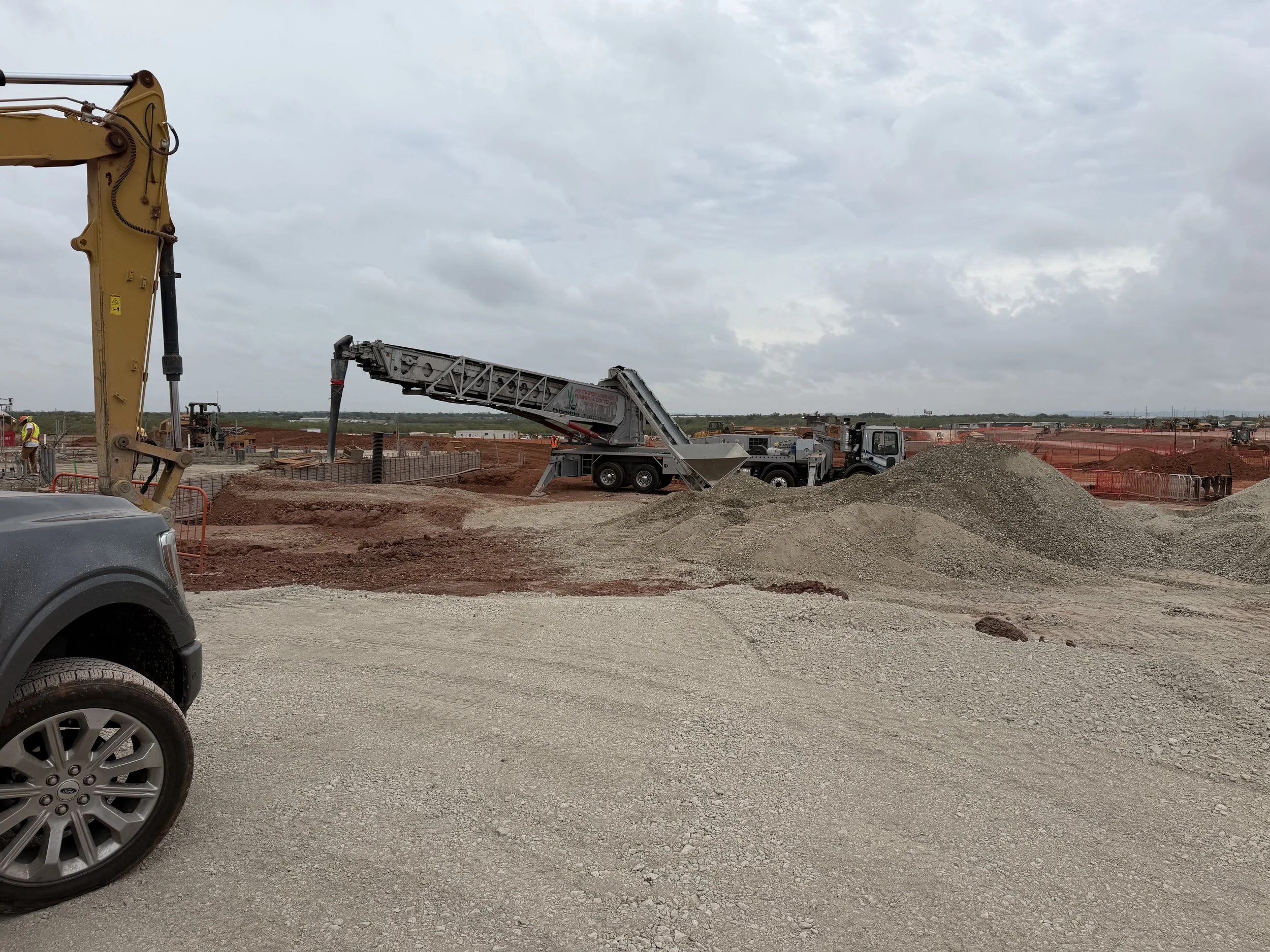 A material conveying telebelt ready to transport material onto a jobsite for the Oracle data center in Abilene Texas