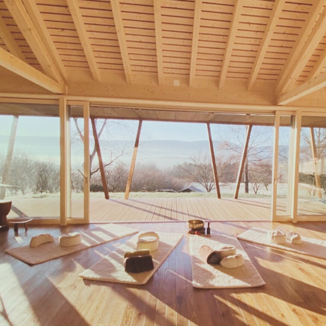 Bient&ocirc;t de retour dans cette magnifique salle!

✨Week-end entre Yoga &amp; Pilates du 15.3 au 17.3 ✨

Il nous restent encore 2 places pour notre retraite qui aura lieu dans le magnifique #espaceentrecieletterre &agrave; Montavon au c&oelig;ur d