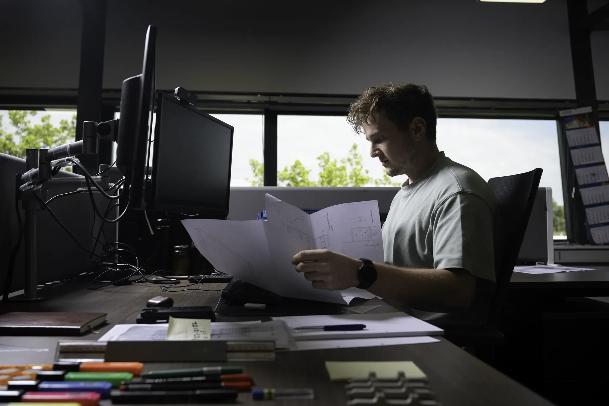 Robust-Roosendaal-procesfotografie-collega-achter-bureau.webp
