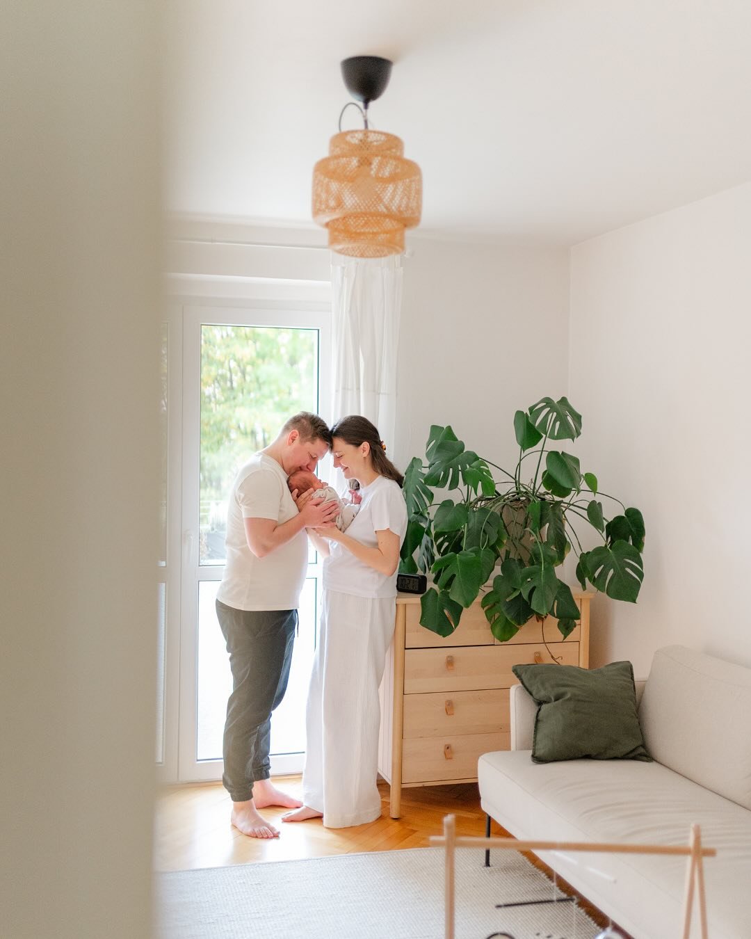 Miluju, když můžu fotit rodiny př&iacute;mo doma &mdash; v&scaron;echno je tak opravdov&eacute; a př&iacute;jemn&eacute;. Tyhle fotky v sobě maj&iacute; vždycky něco nav&iacute;c.

Mějte hezk&yacute; p&aacute;tek, ať je pln&yacute; pohody.
.
.
.
.
.
