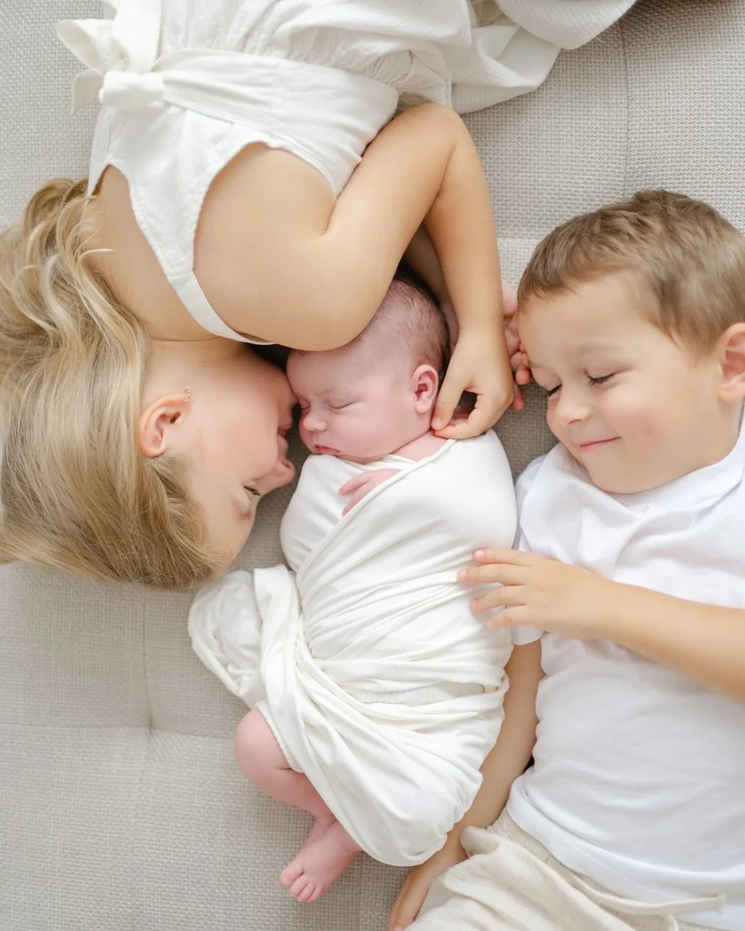 Ti nejjemněj&scaron;&iacute; a nejhodněj&scaron;&iacute; sourozenci, jak&eacute; jsem kdy fotila 🫶🏻 a Nat&aacute;lka to &uacute;plně cel&eacute; tuze prospala.
Focen&iacute; miminek se sourozenci m&aacute; v m&eacute;m srdci speci&aacute;ln&iacute;