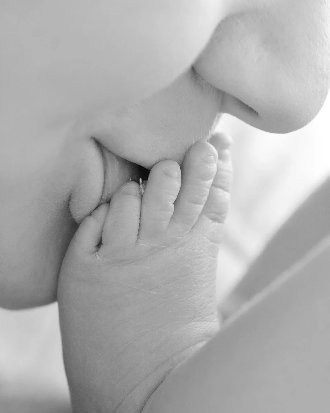 Ty nejmalinkatěj&scaron;&iacute; detaily, kter&eacute; si rodiče chtěj&iacute; pamatovat cel&yacute; život.
.
.
.
.
.
#sabinaeis #fotografkasabinaeis #fotografkamiminek #newbornfotografie #newbornfotografka #novorozeneckefoto #novorozeneckefoceni #ne