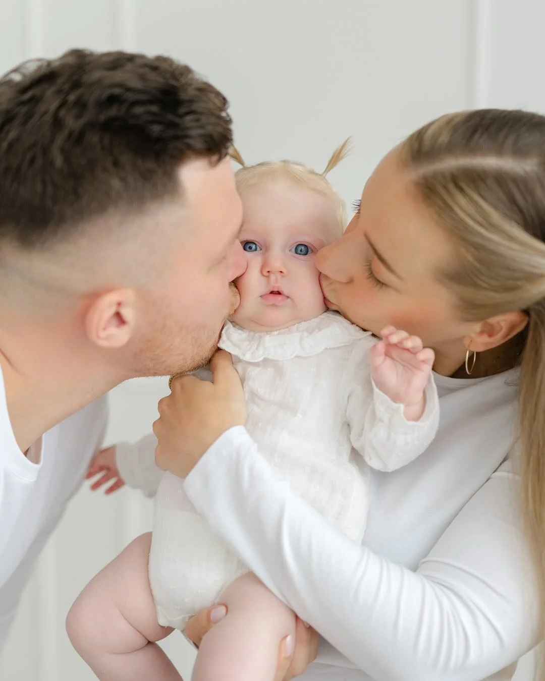 POV: Jsi tři měs&iacute;ce na světě a v&scaron;ichni kolem tě neust&aacute;le jen pusinkuj&iacute; 😀🫶🏻
.
.
.
.
.
#sabinaeisfotografka #rodinnafotografka #rodinnefoceni #rodinnefoto #rodina #rodinajenejvic #naserodina #rodicovstvi #rodicovstvo #mat