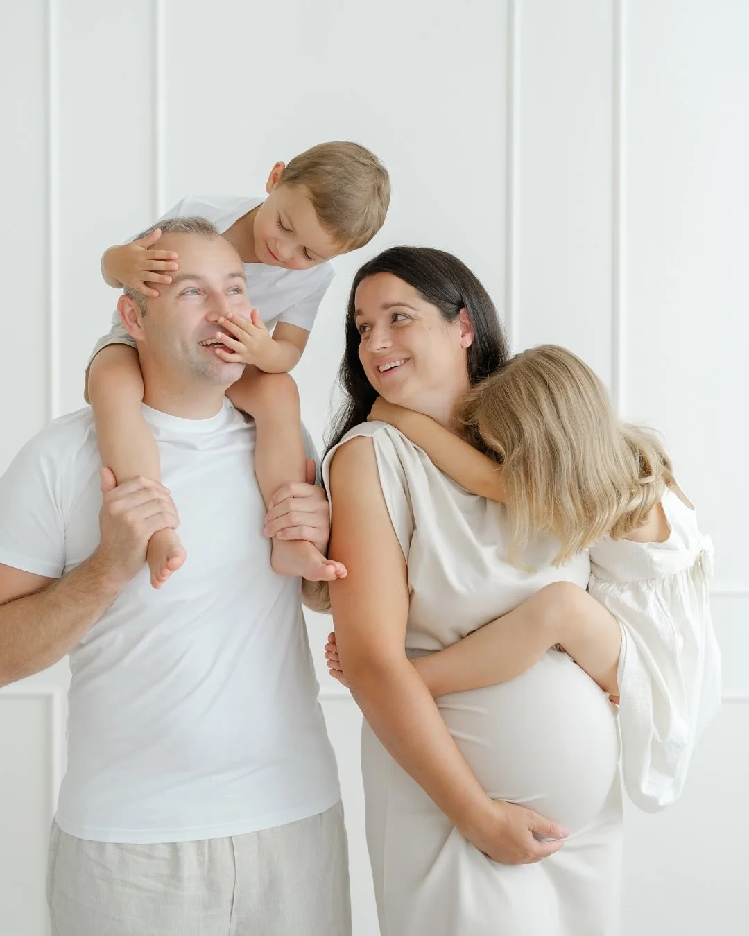 Těhotensk&eacute; focen&iacute; s touhle pětičlennou partou byla jedna velk&aacute; radost. Dvě děti, třet&iacute; pup&iacute;k, spousta sm&iacute;chu, ž&aacute;dn&eacute; velk&eacute; p&oacute;zov&aacute;n&iacute; &ndash; prostě rodina, kter&aacute;