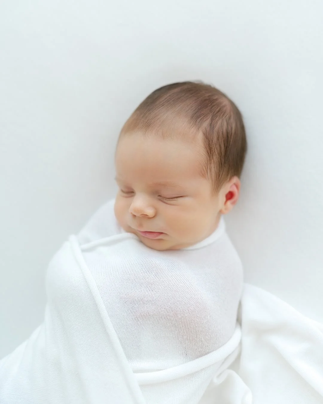 Mikul&aacute;&scaron;ek byl neskutečně sladk&yacute; sp&aacute;č.
Cel&eacute; focen&iacute; bylo klidn&eacute; a nejhezč&iacute; na tom v&scaron;em bylo sledovat maminku, jak ji každ&aacute; fotka doj&iacute;m&aacute; v&iacute;c a v&iacute;c.
Tyhle m