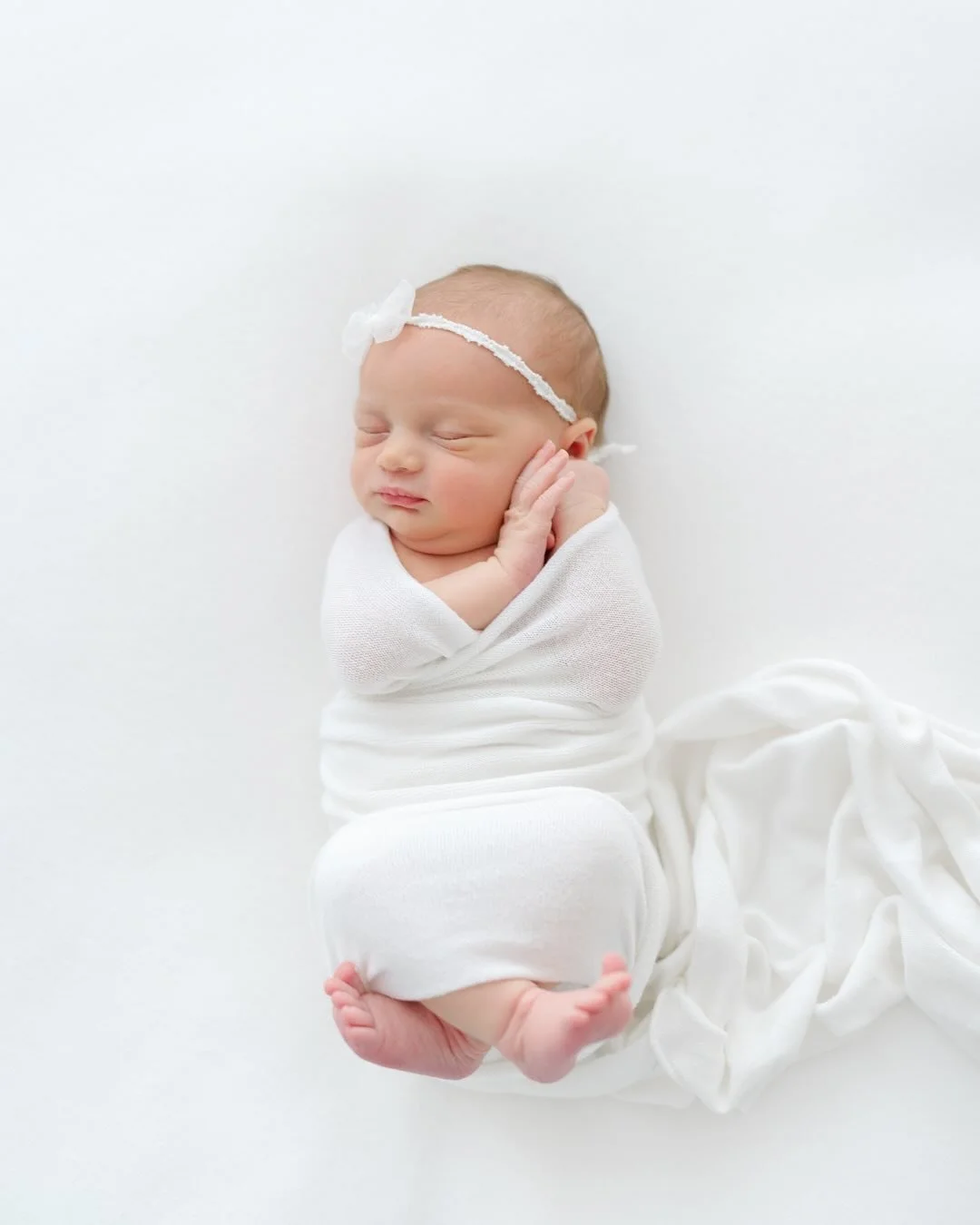 Tyhle prvn&iacute; dny jsou křehk&eacute;. Jemn&eacute;. A neskutečně důležit&eacute;. Přesně proto si zaslouž&iacute; zachytit 🫶🏻
.
.
.
.
.
#sabinaeis #fotografkasabinaeis #fotografkamiminek #newbornfotografie #newbornfotografka #novorozeneckefoto